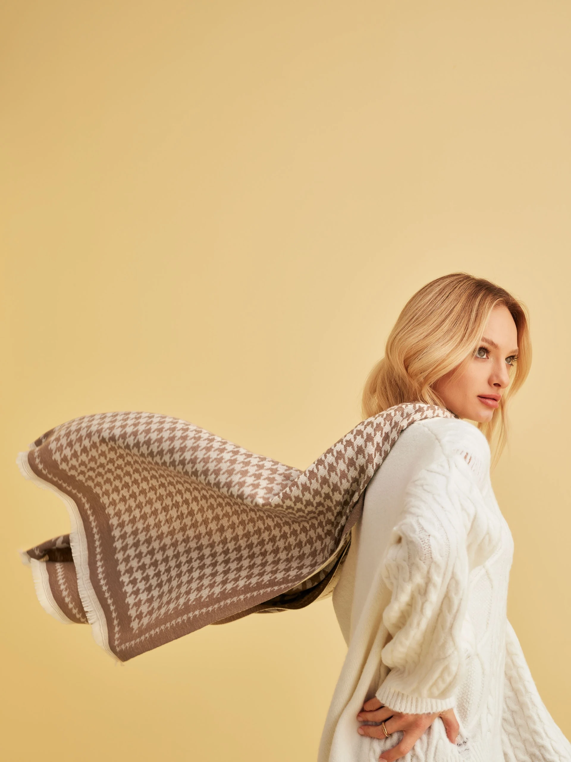 BEIGE PEPLITE SCARF