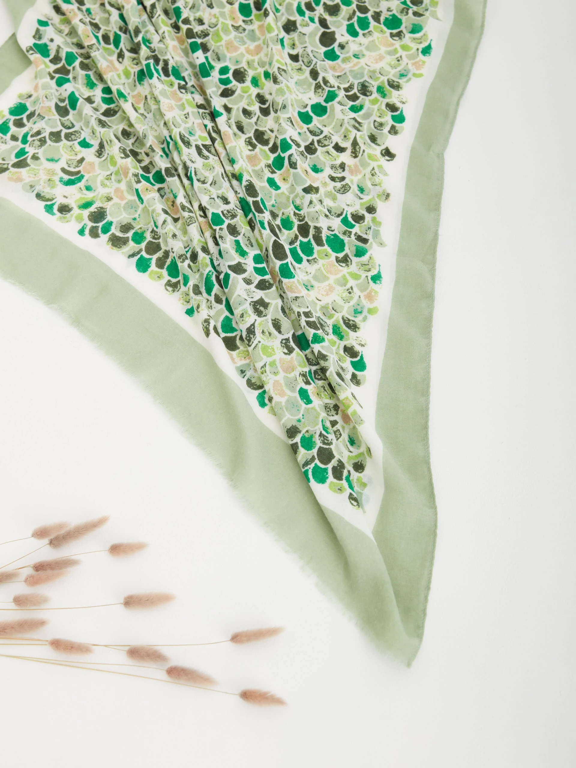 GREEN PATTERNED SCARF