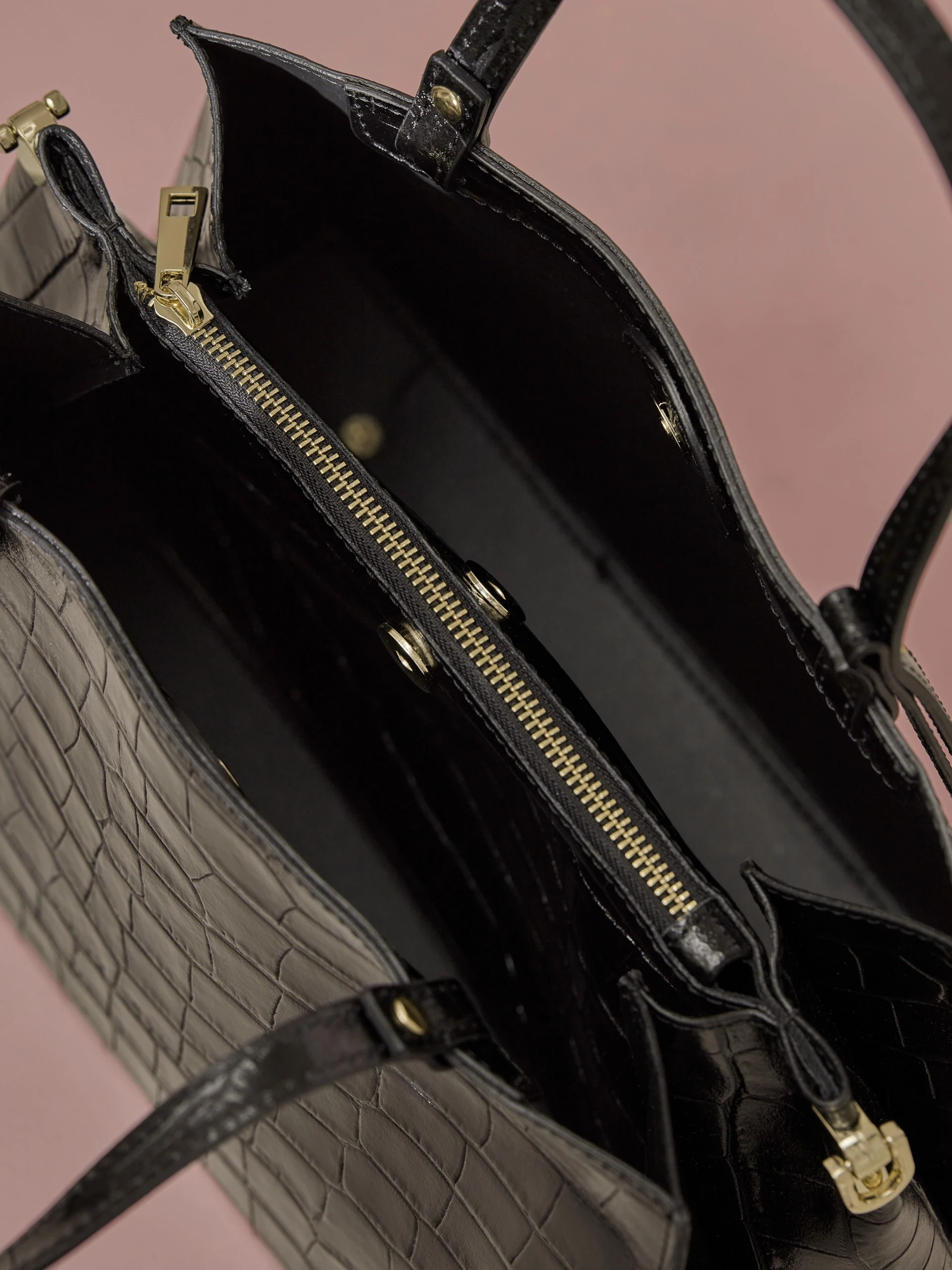 MEDIUM-SIZED BLACK HANDBAG