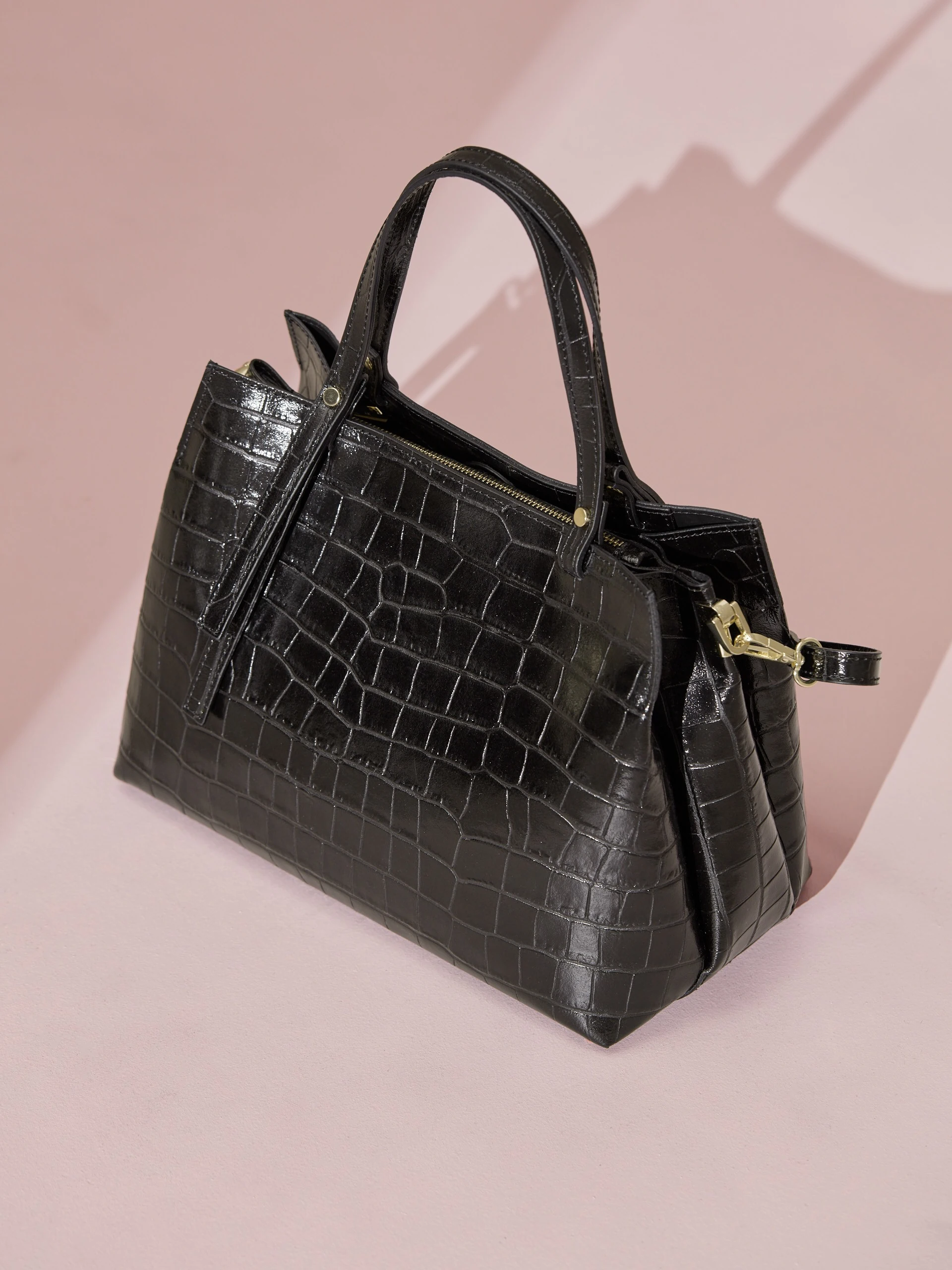 MEDIUM-SIZED BLACK HANDBAG
