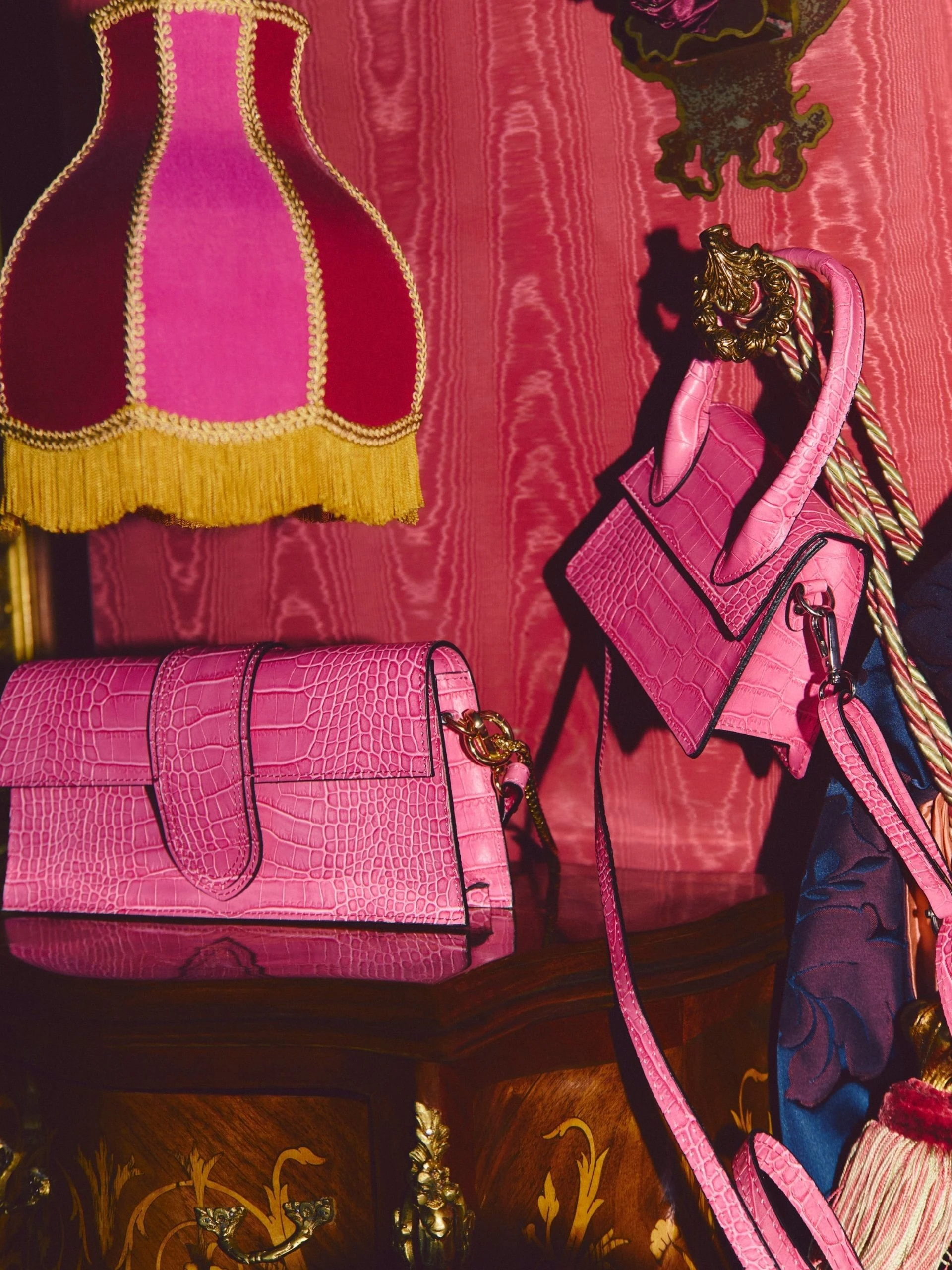 PINK SHOULDER BAG WITH CHAIN