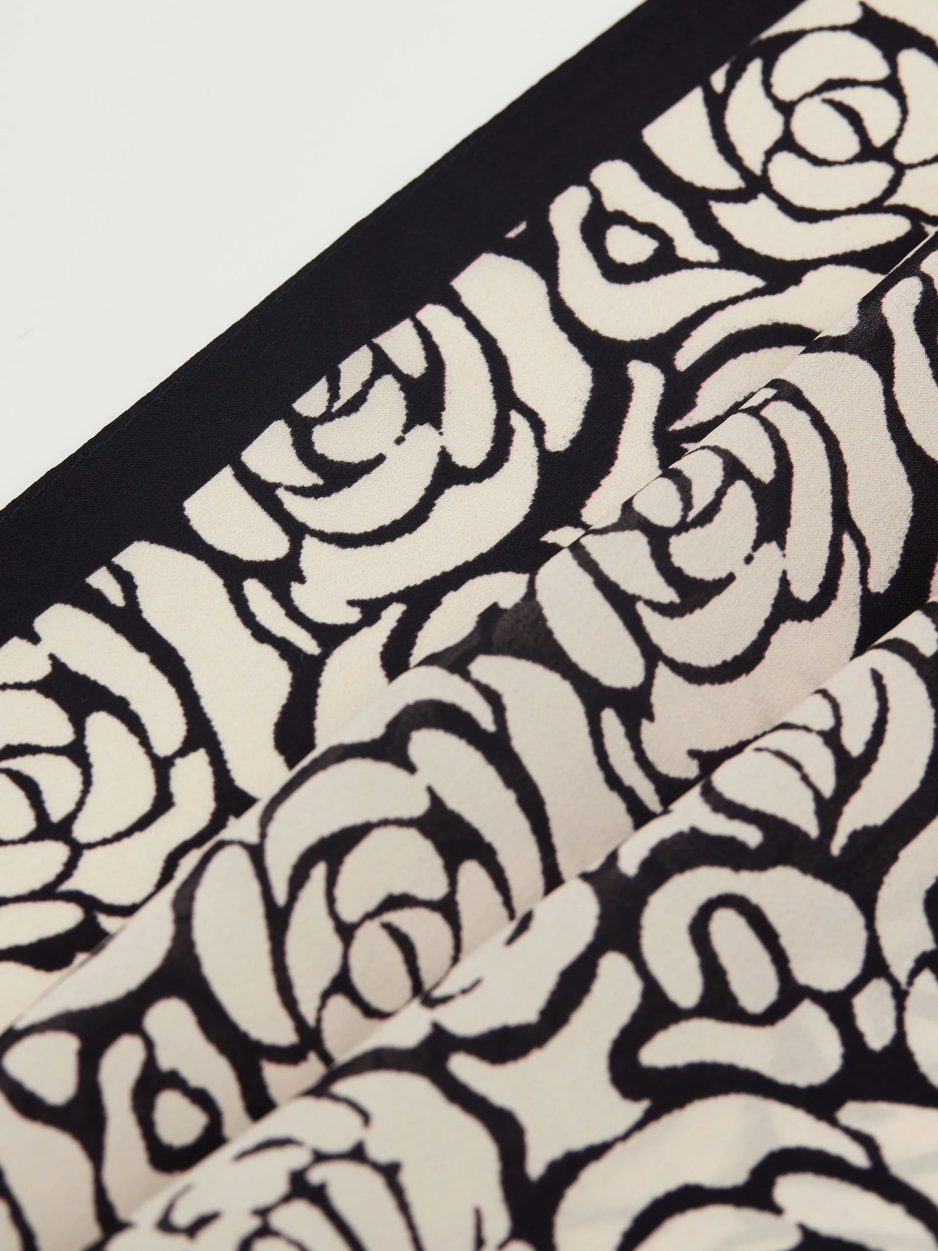 Silk gavroche in roses