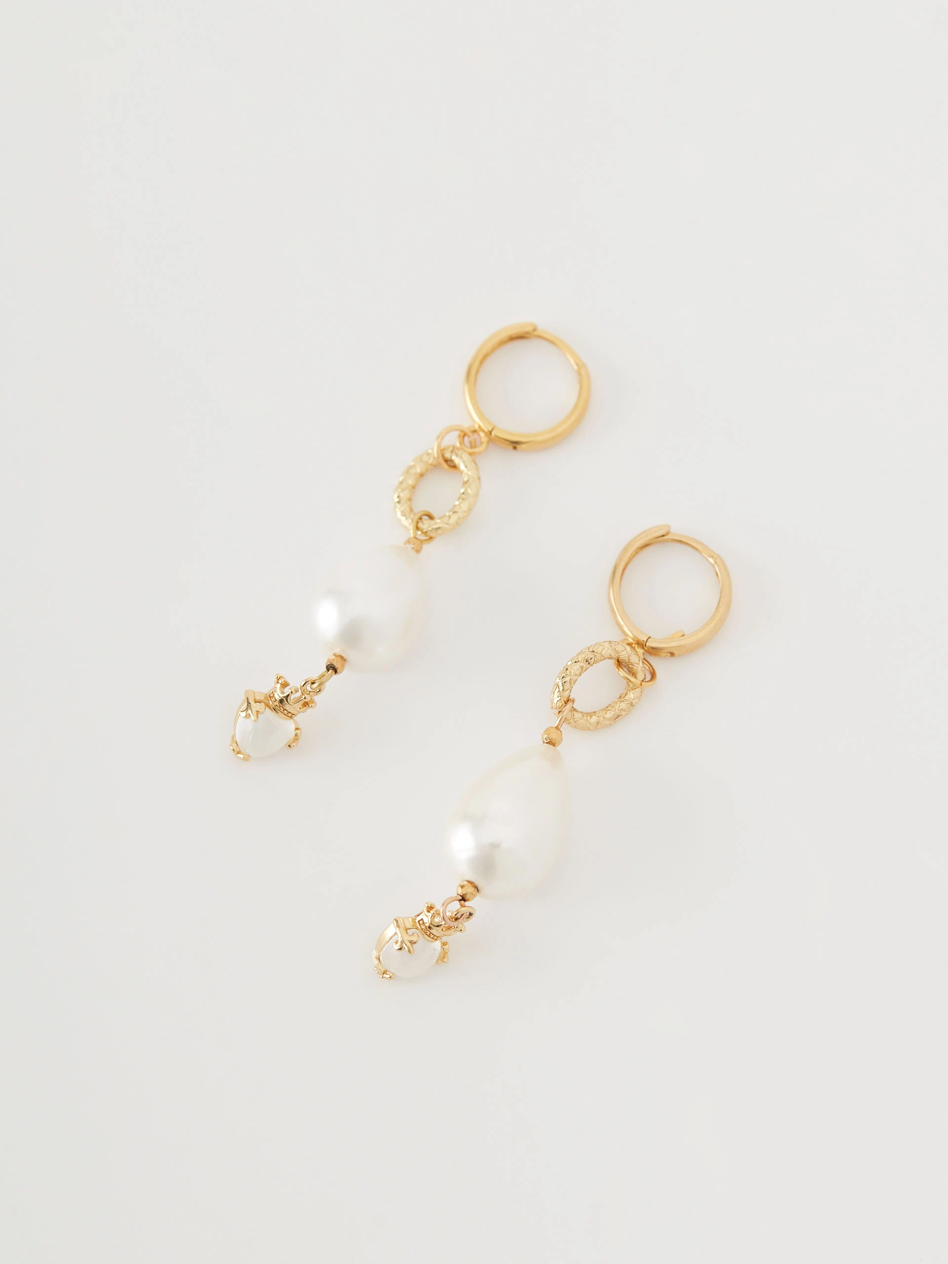 Long earrings with natural pearls