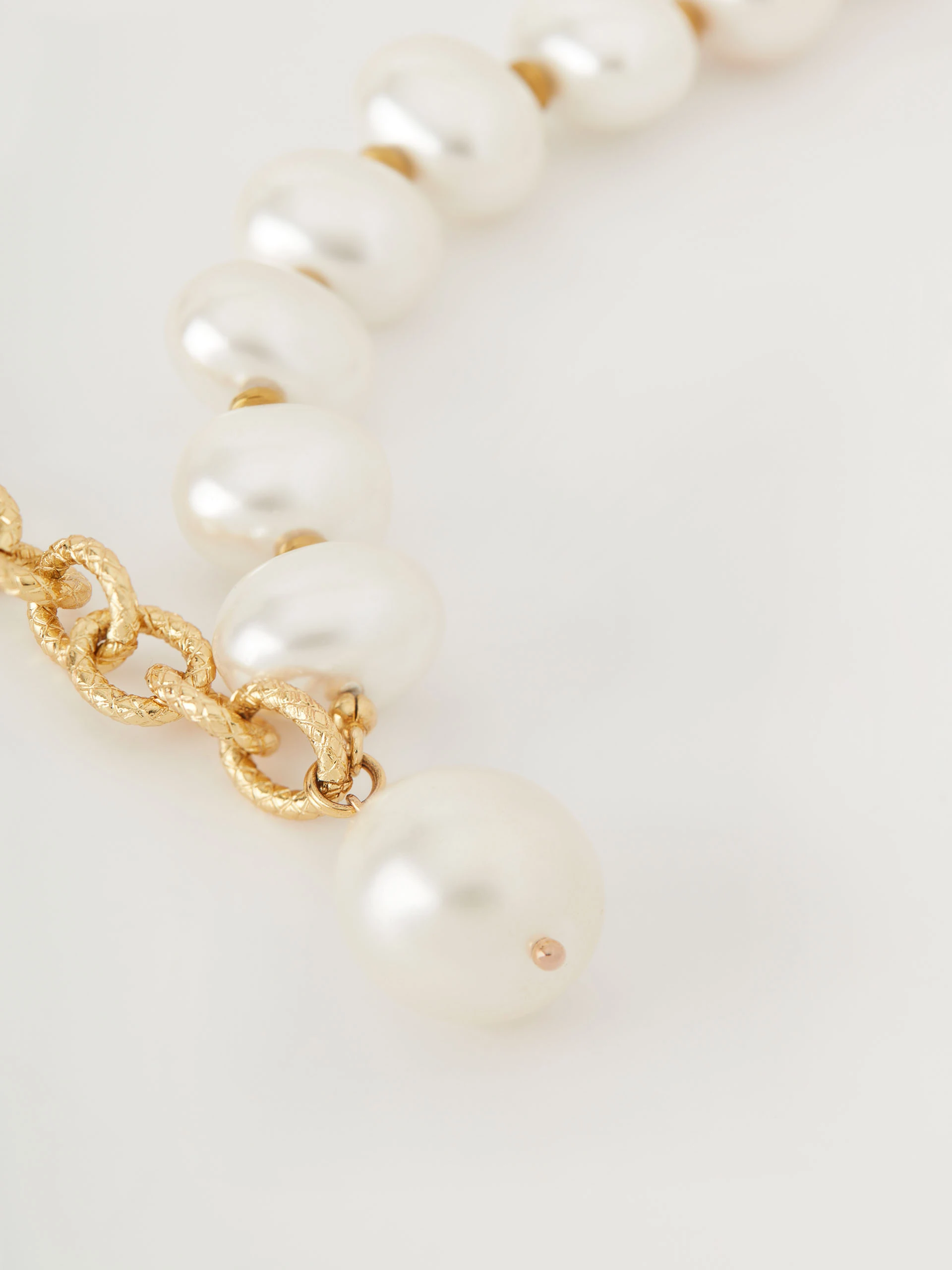 Gold-plated pearl necklace