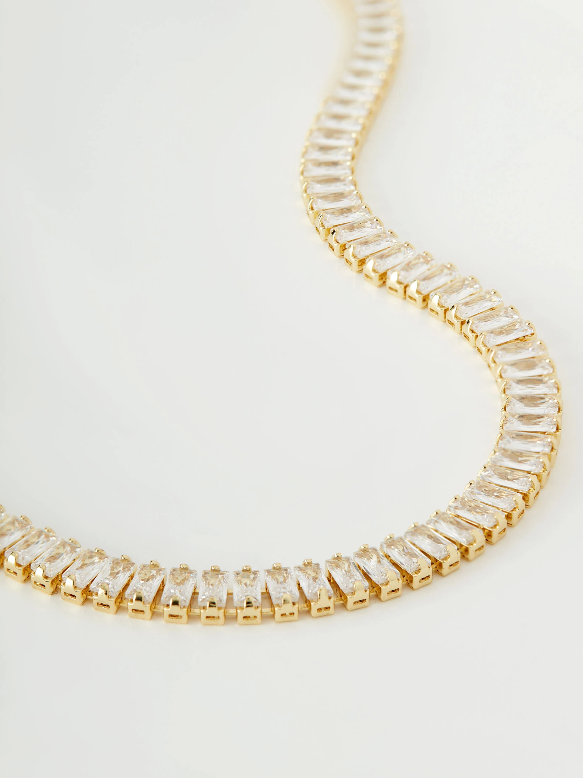 Short necklace with crystals