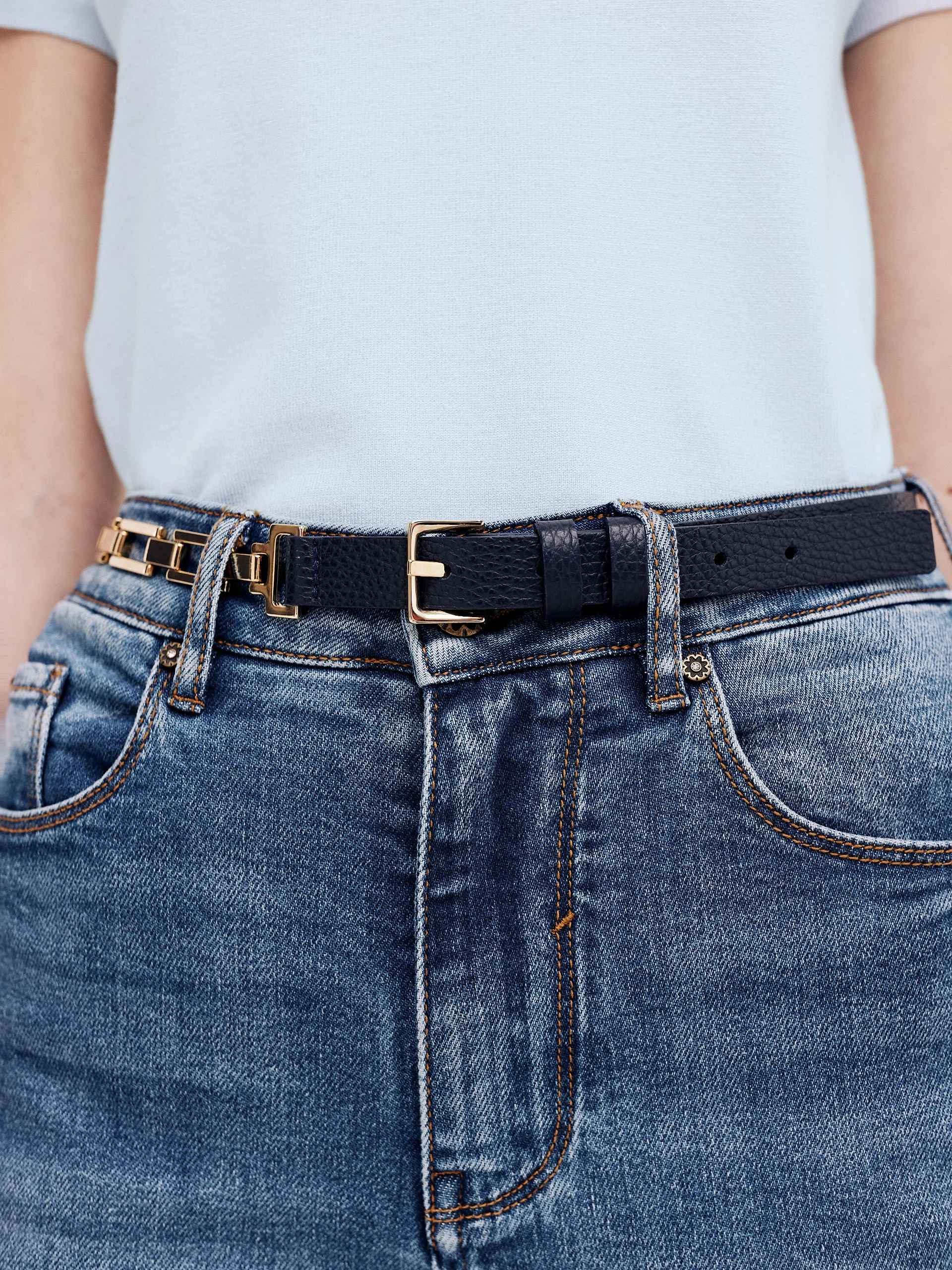 Narrow navy blue stripe