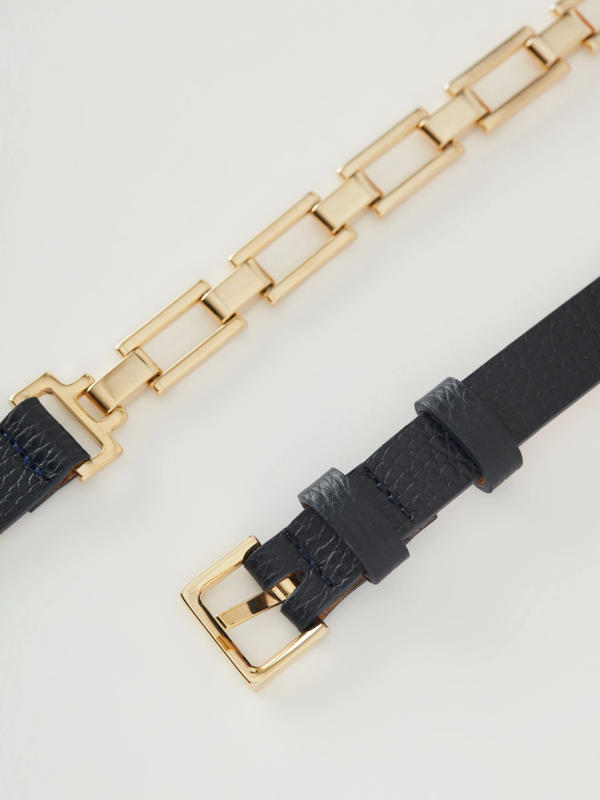 Narrow navy blue stripe