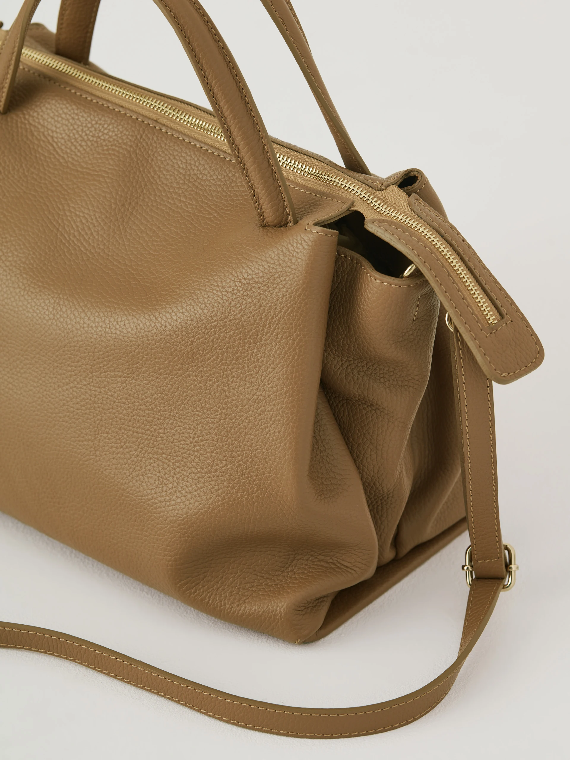 Brown natural leather travel bag