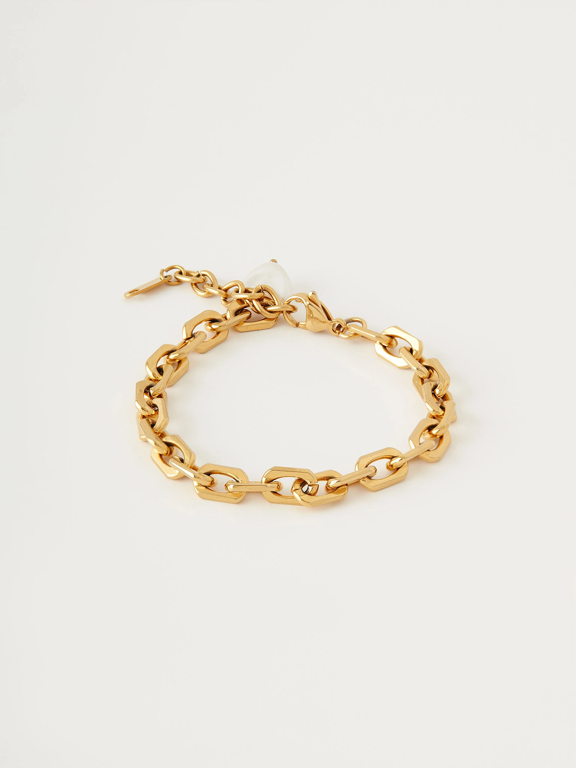 Elegant bracelet in gold color with artificial pearl