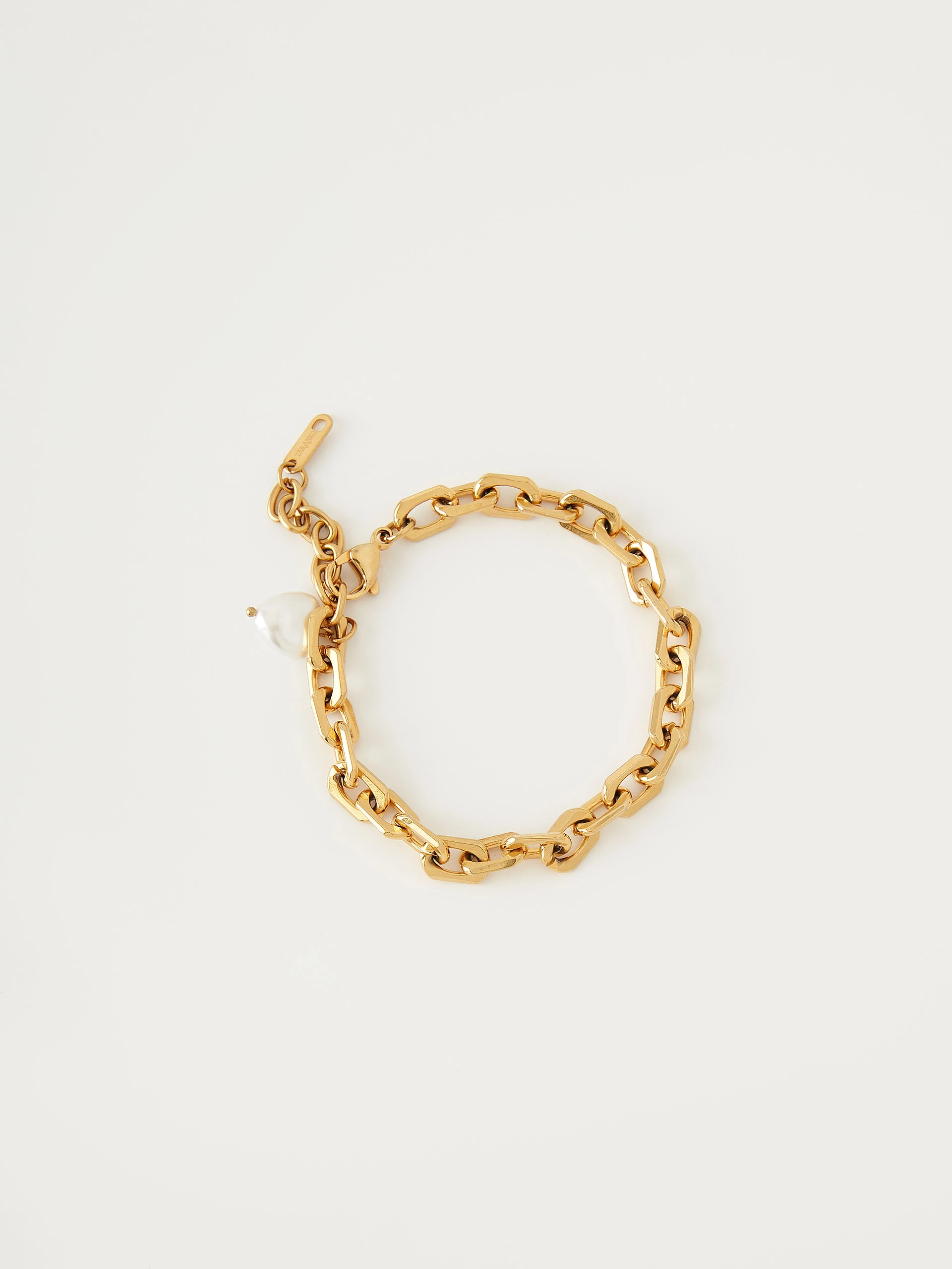 Elegant bracelet in gold color with artificial pearl