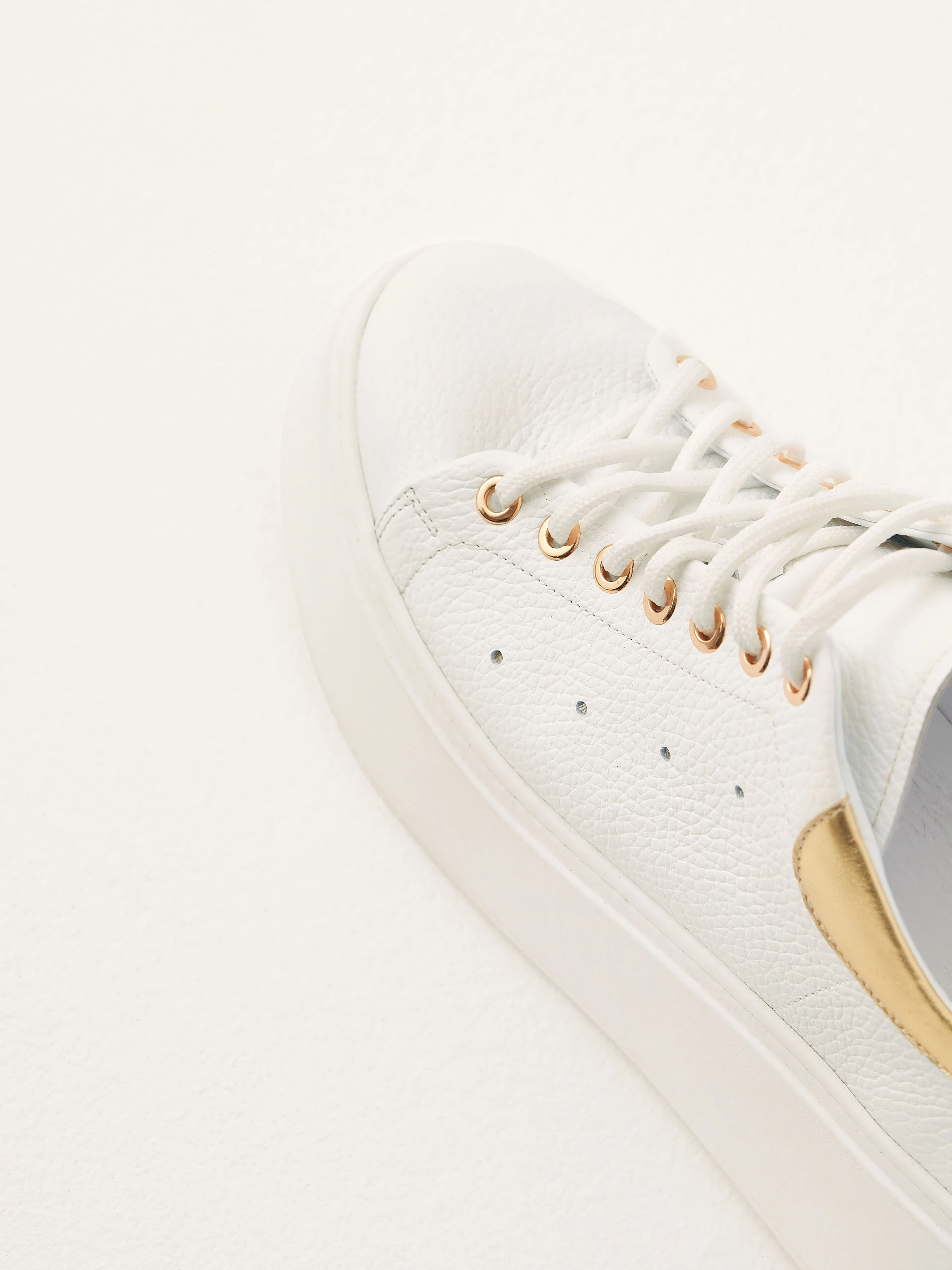 Białe sneakersy ze złotym zapiętkiem i perłowymi elementami
