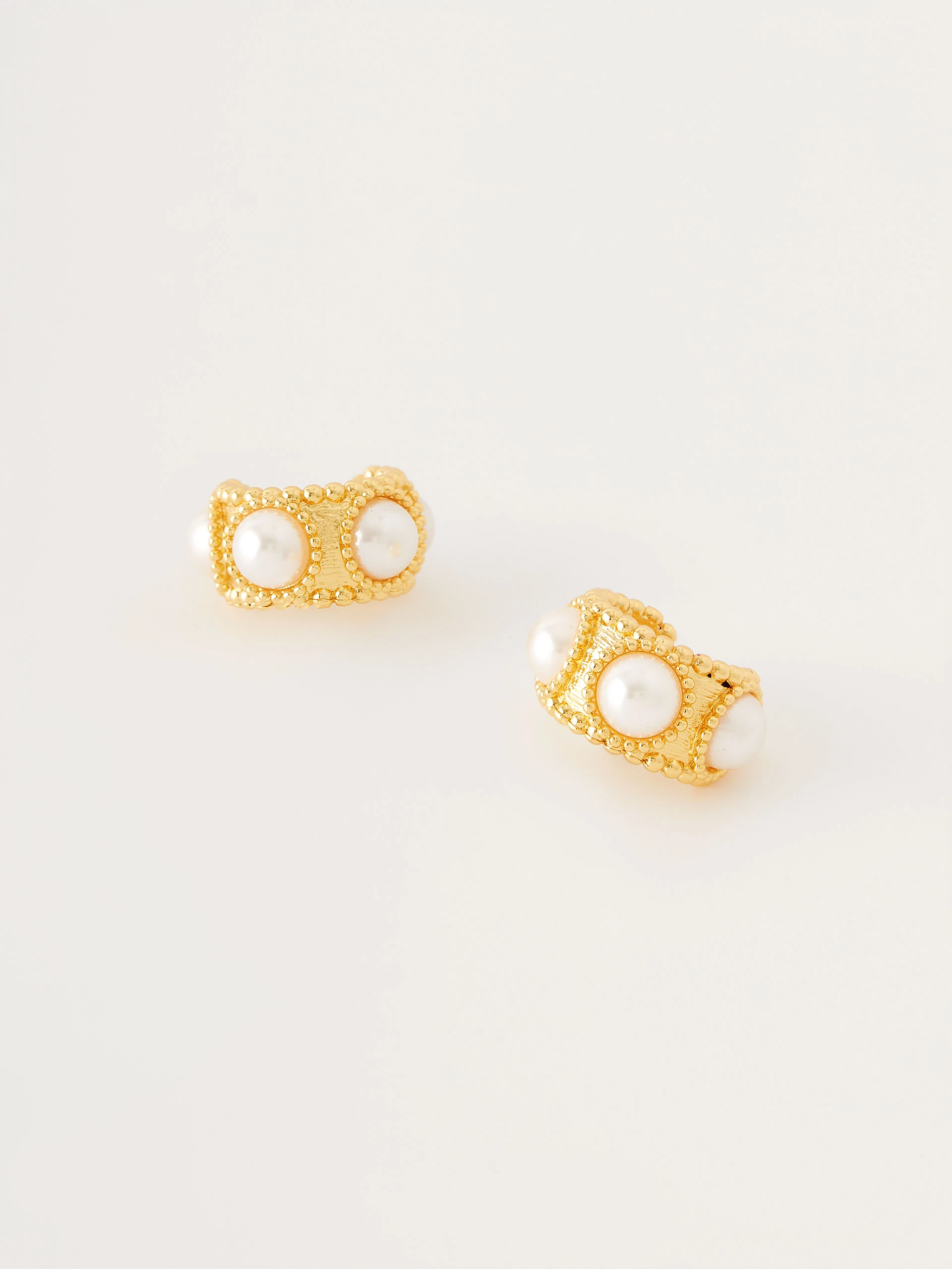 Elegant earrings with pearls