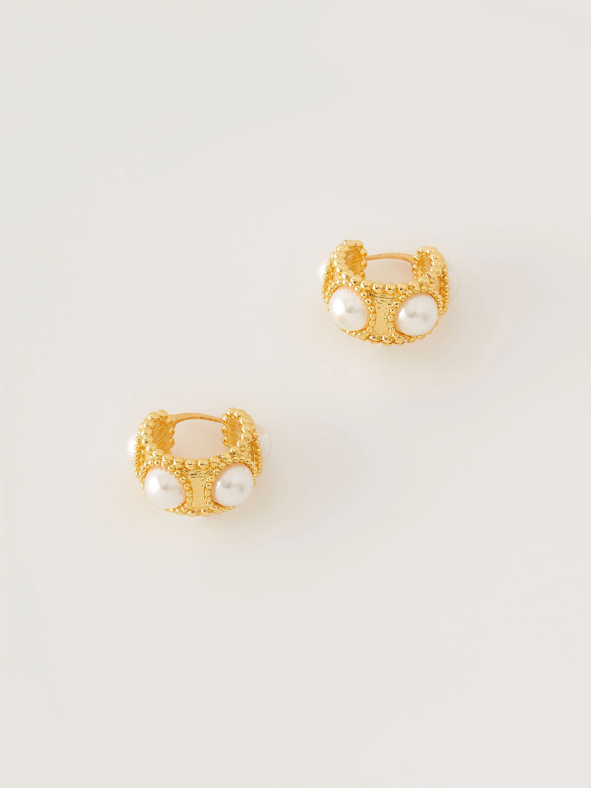 Elegant earrings with pearls