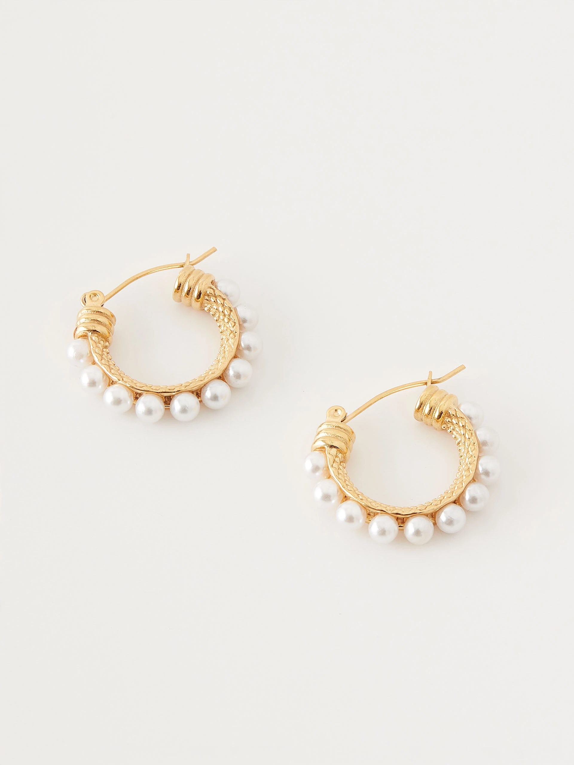 Earrings with pearls