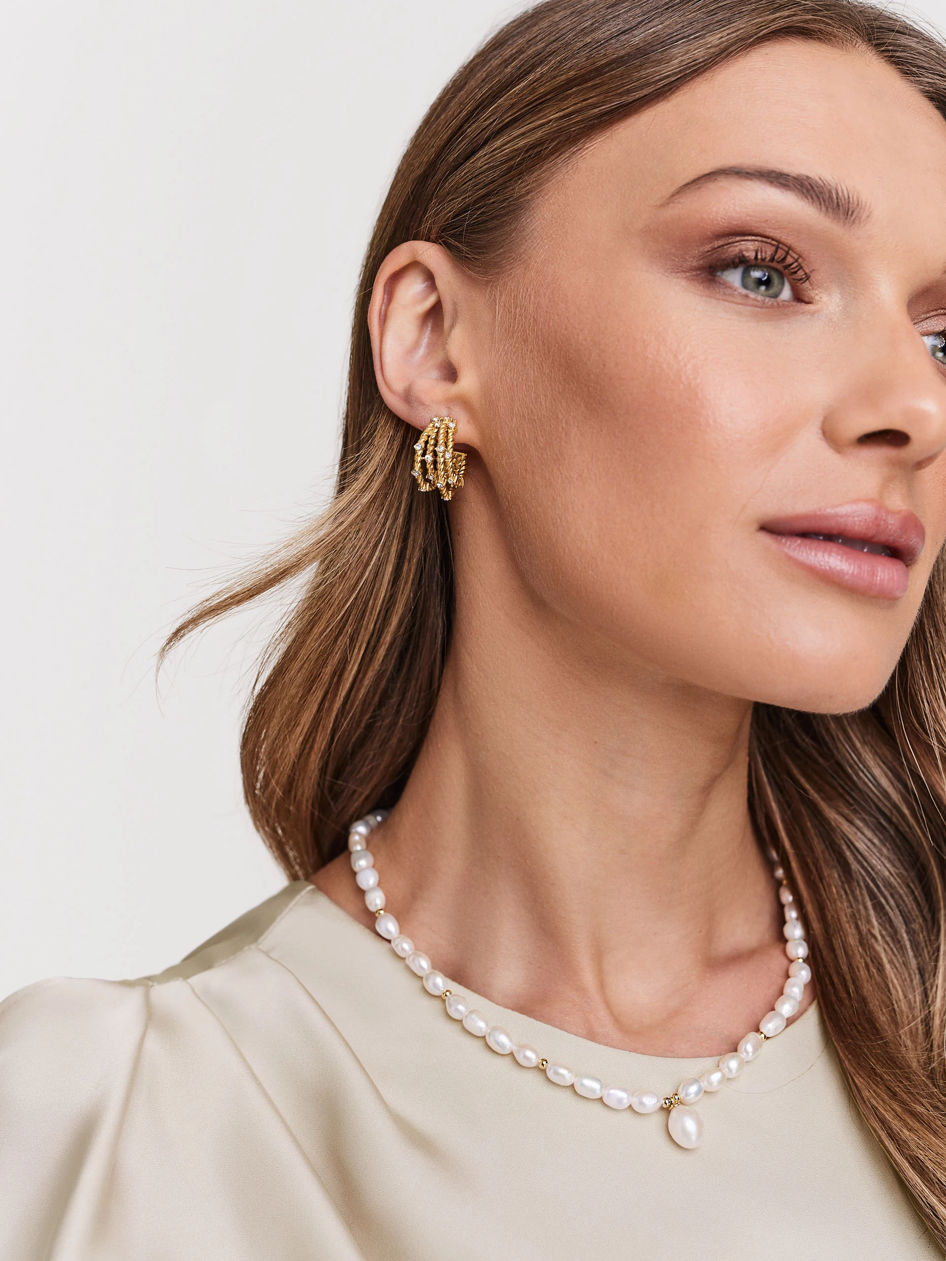 Stainless steel earring with zircons