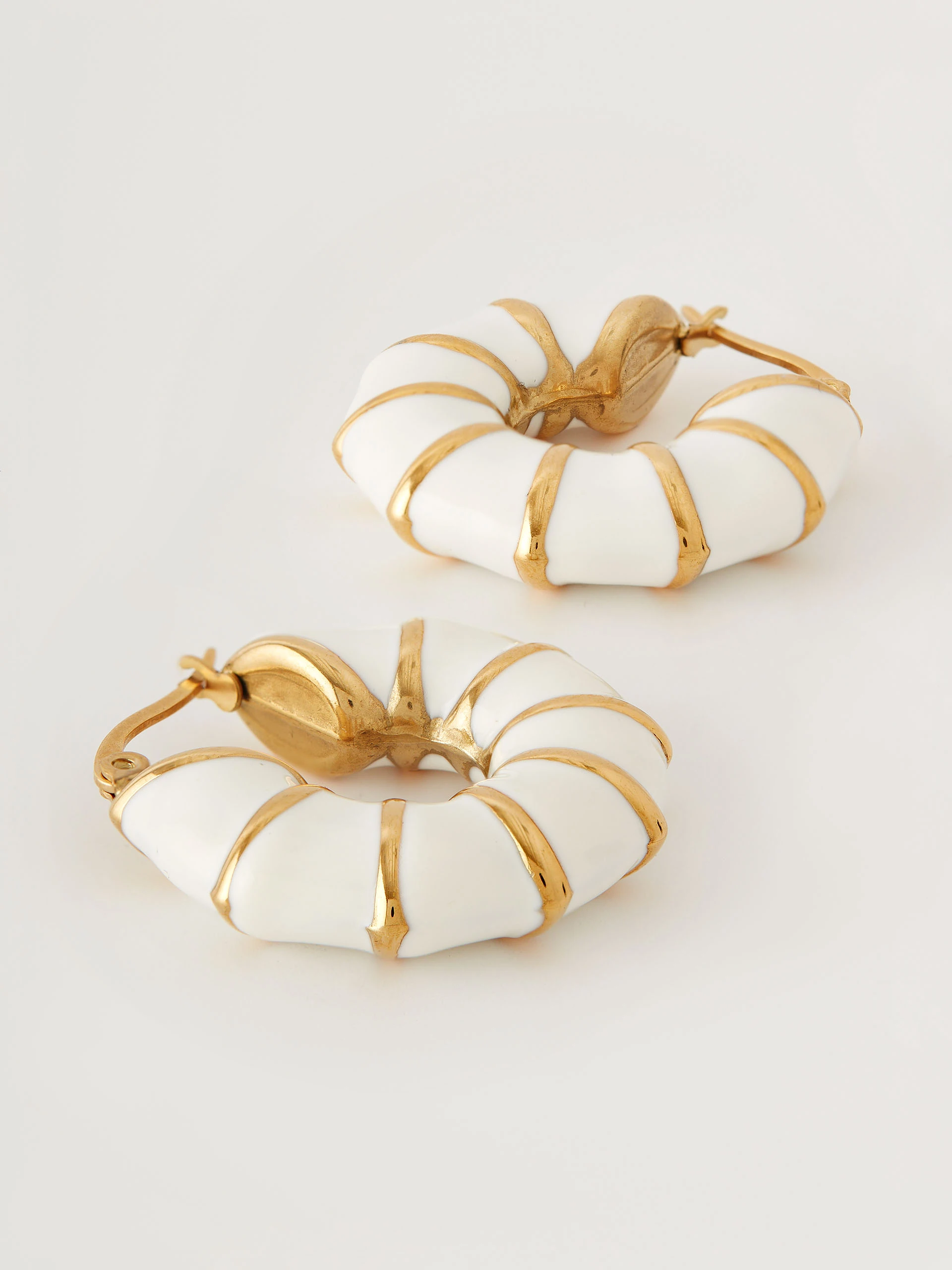 White round enamel earrings