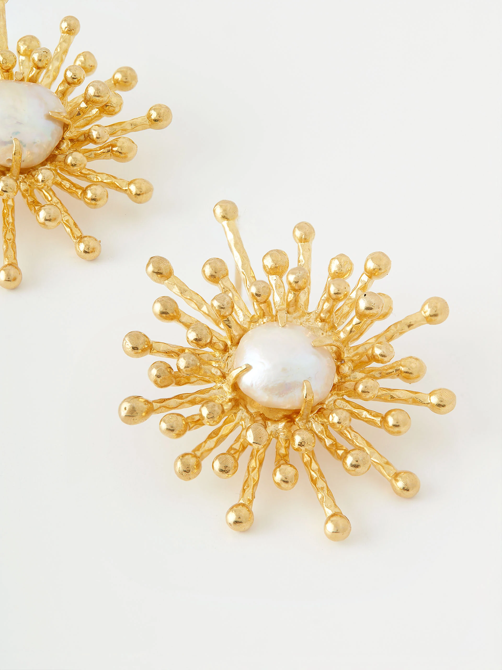 Gold-plated earrings with natural cultured pearls
