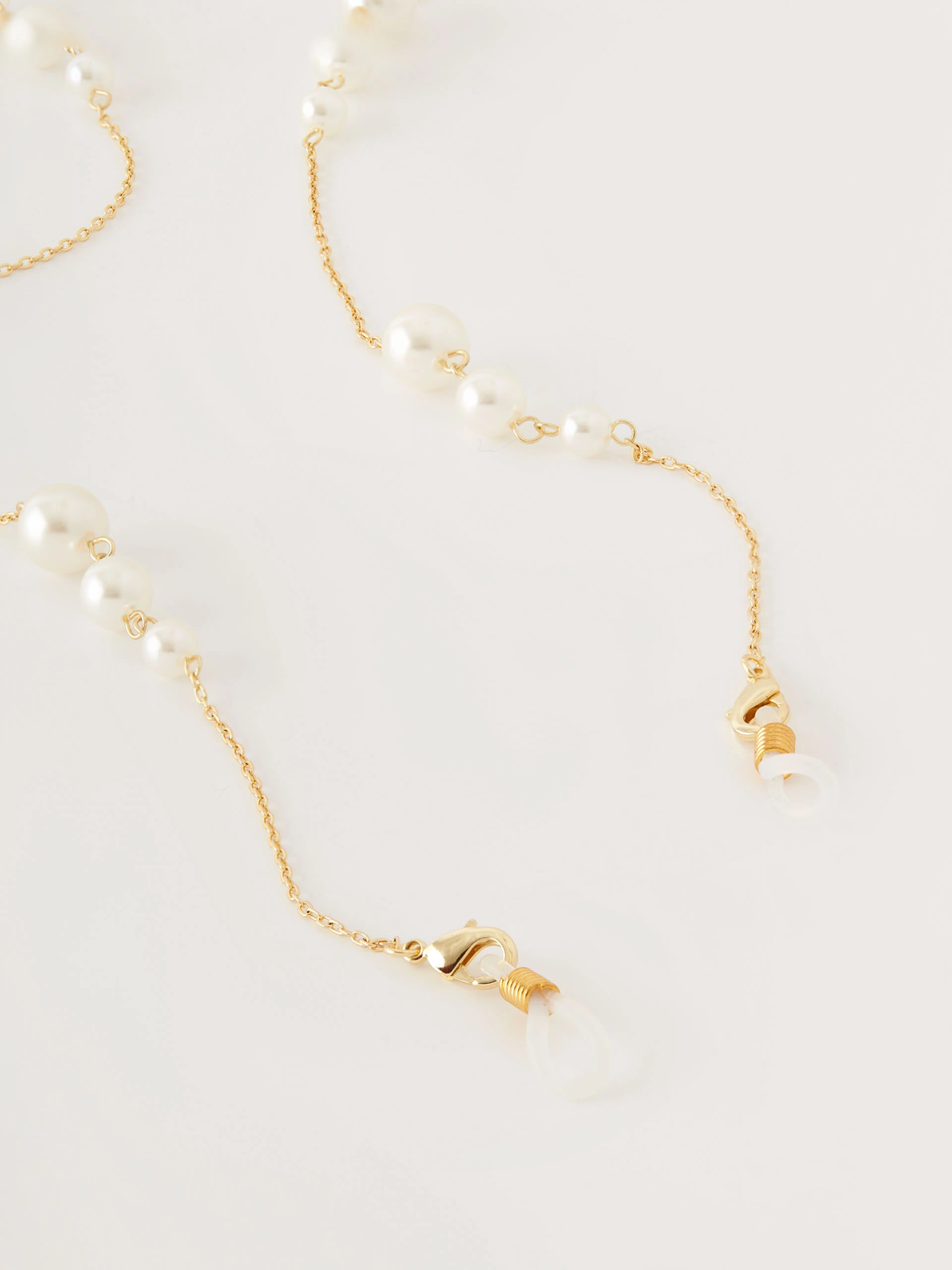 Eyeglass chain decorated with pearls