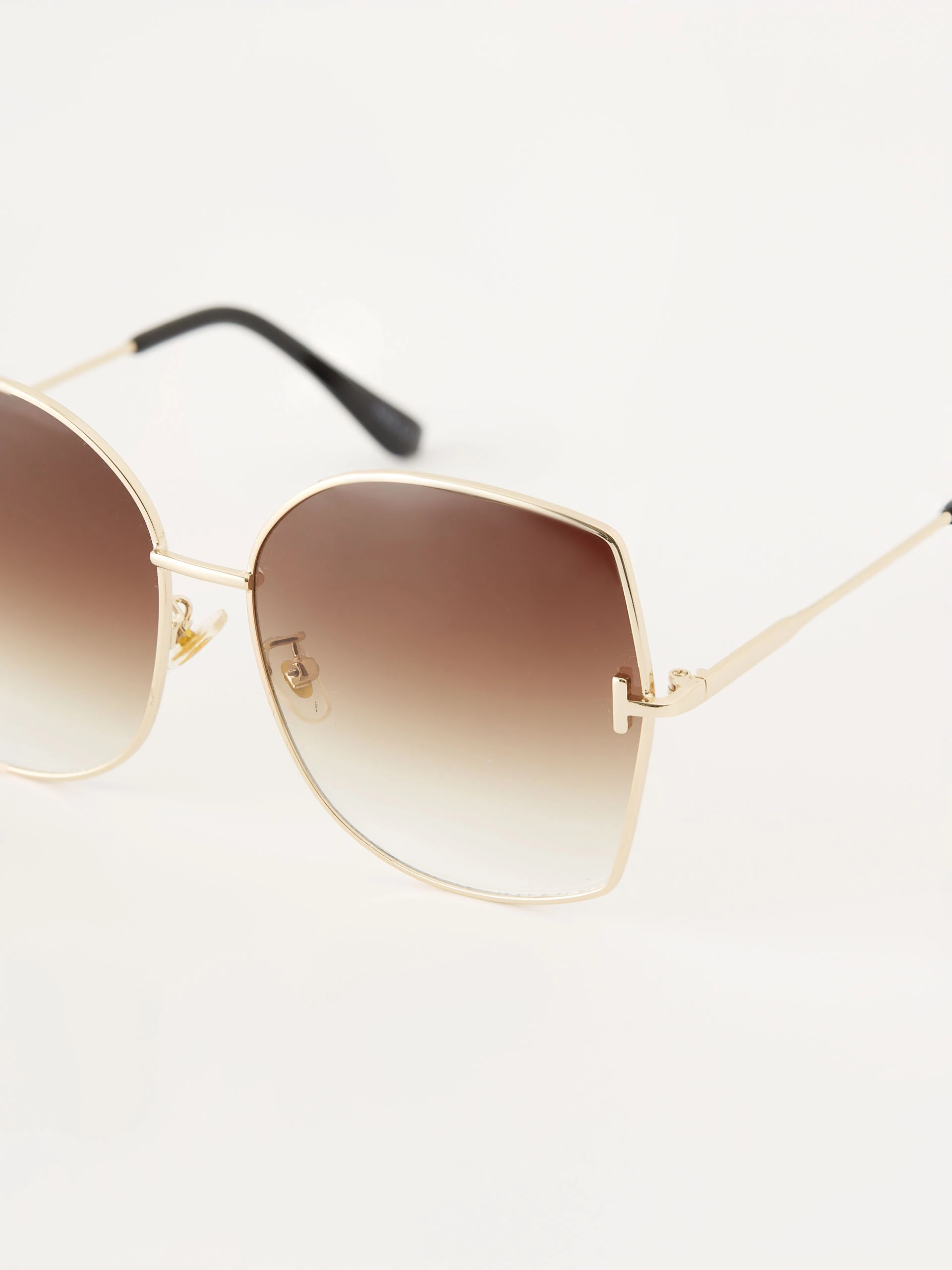 Sunglasses with geometric shape
