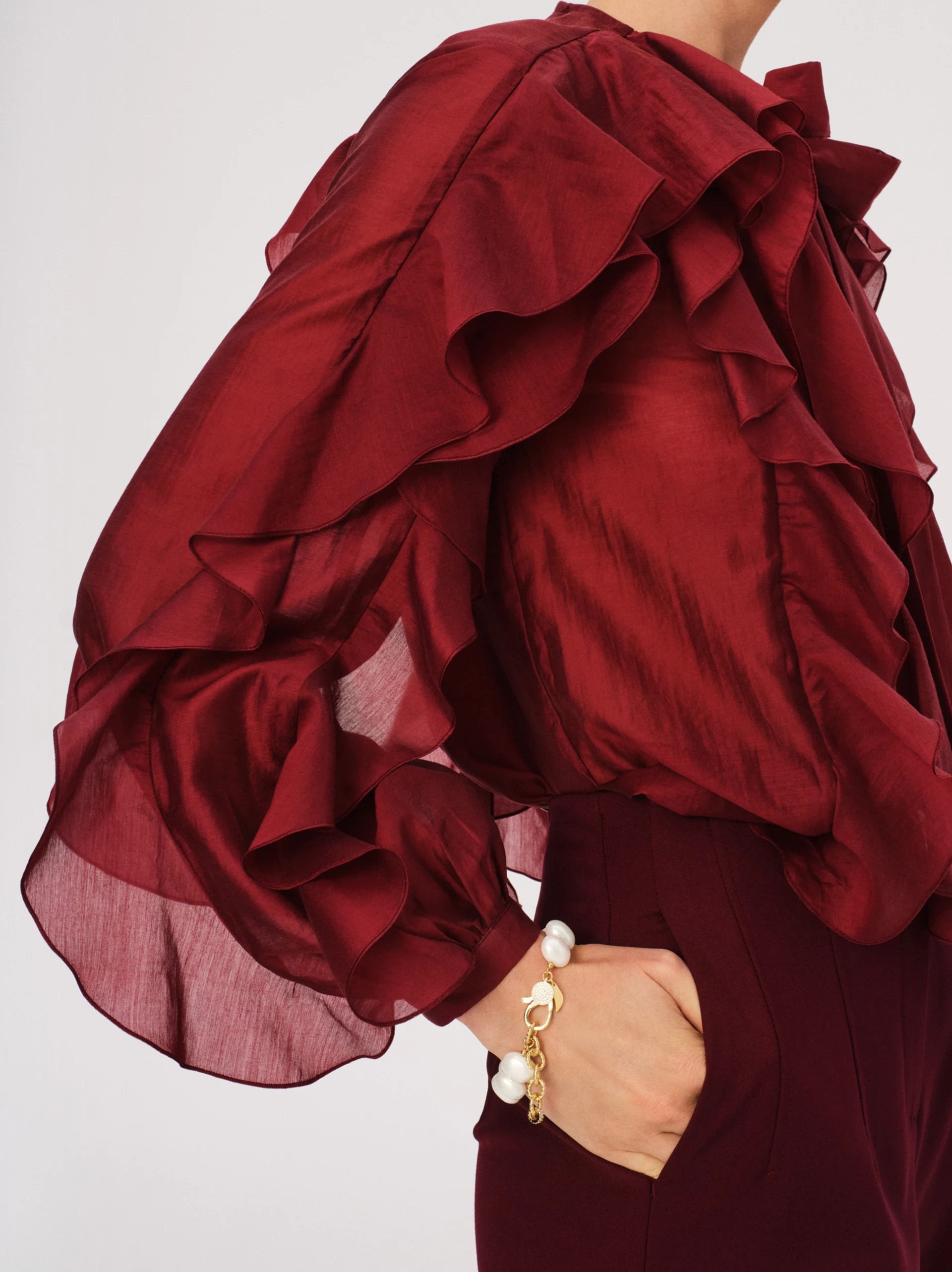 Elegancka burgundowa bluzka z falbanami