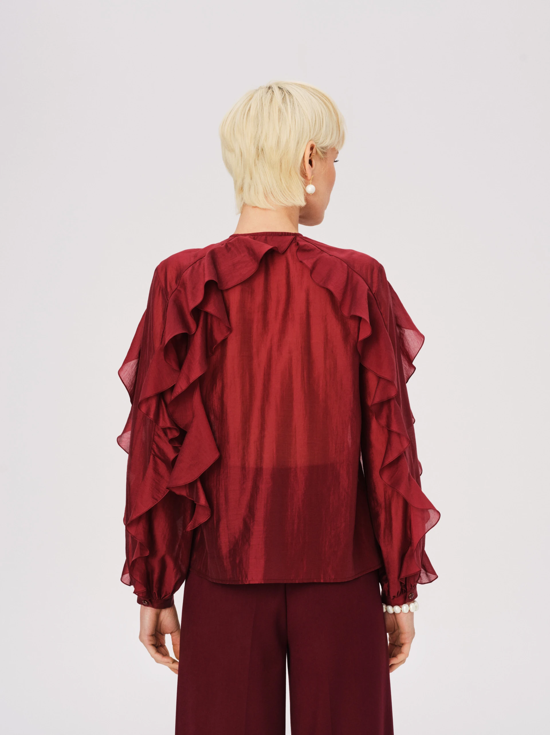 Elegancka burgundowa bluzka z falbanami
