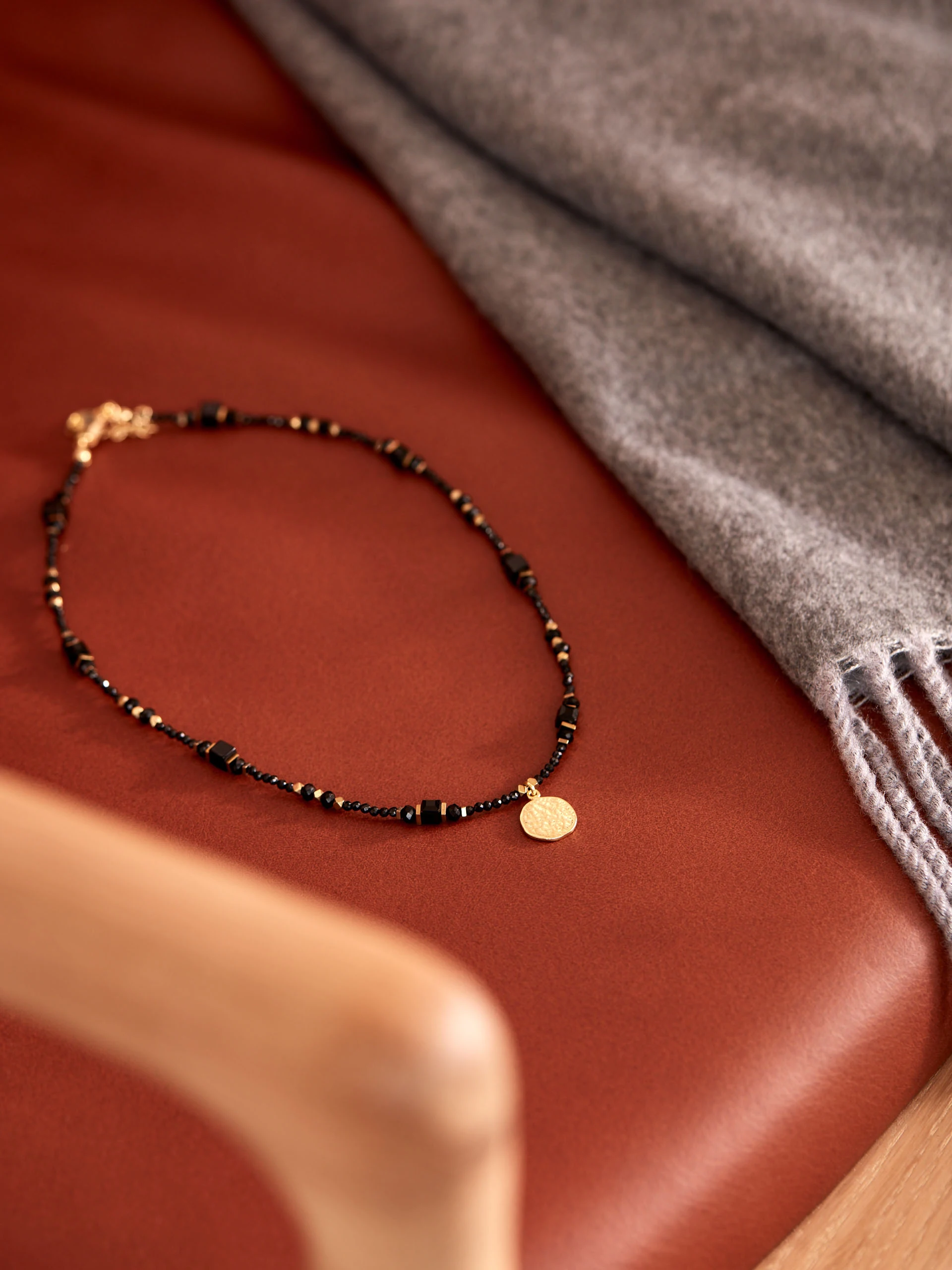 NECKLACE OF GOLD-PLATED SILVER WITH A COIN