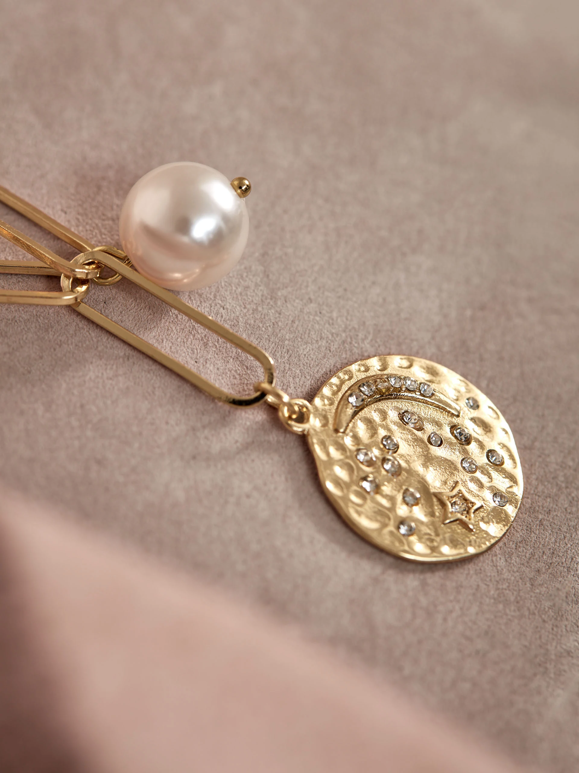 NECKLACE WITH PEARL AND TINSEL