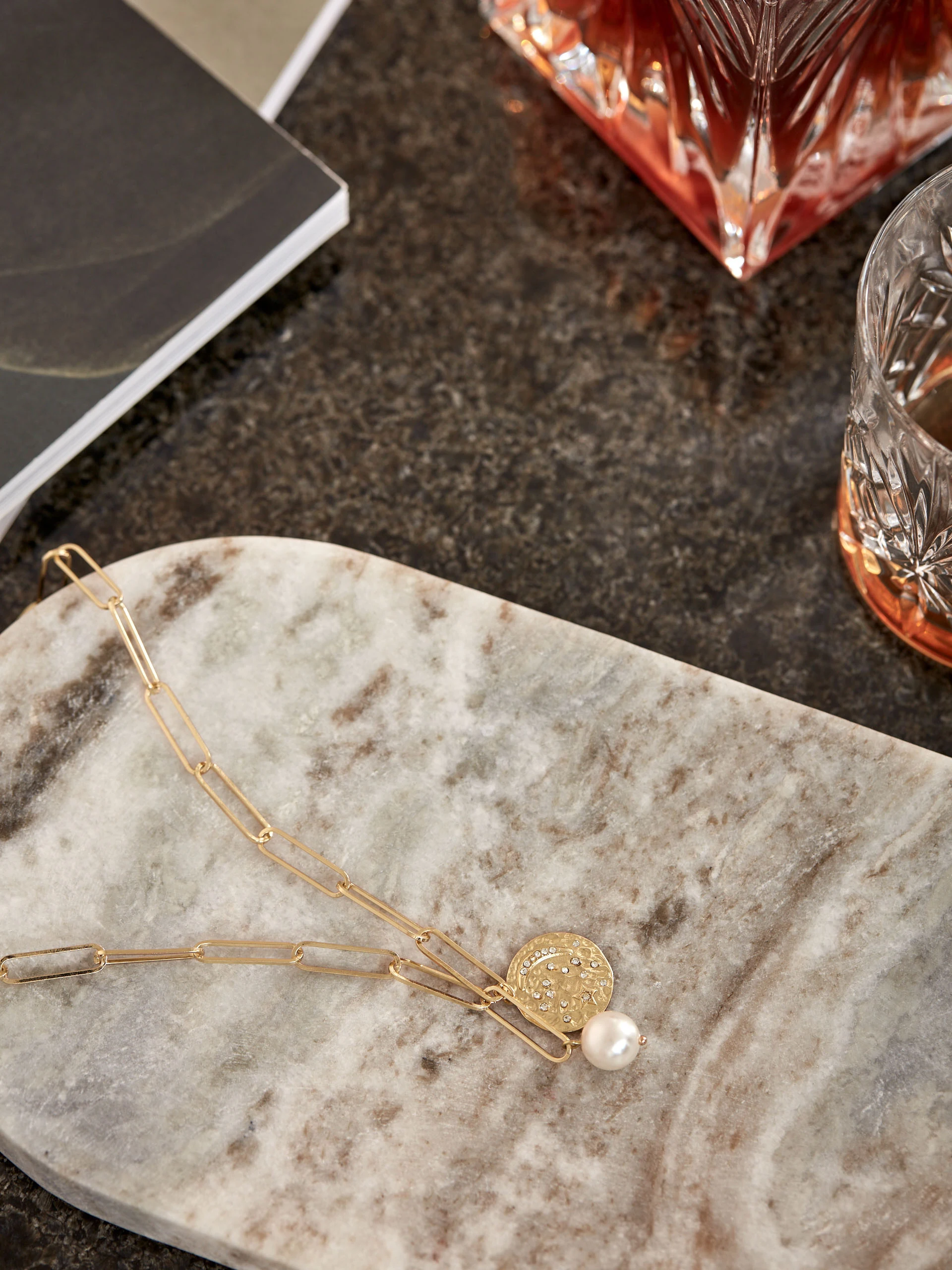 NECKLACE WITH PEARL AND TINSEL