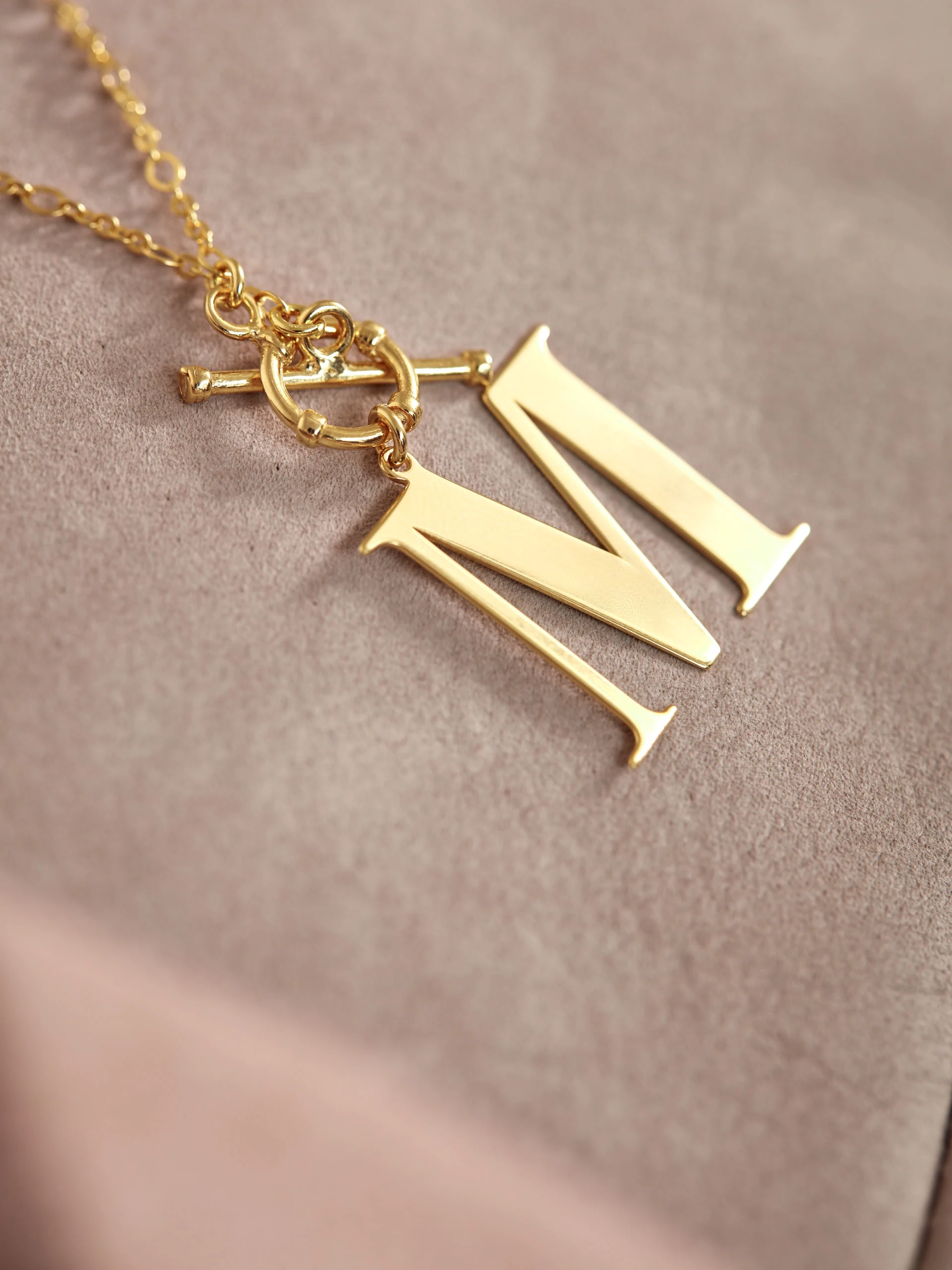 DELICATE CHAIN WITH LETTER M