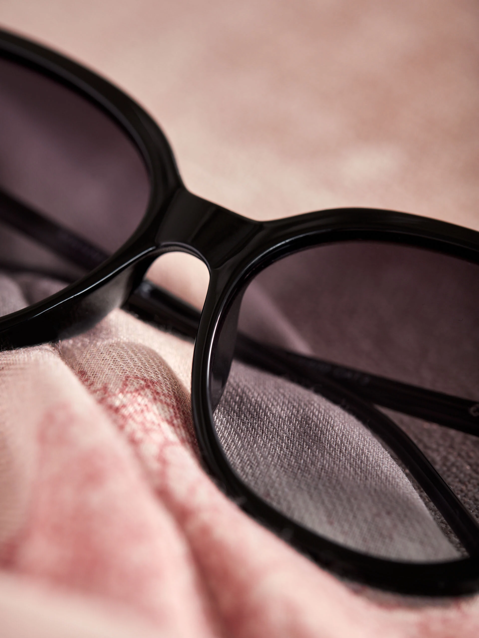 CAT-EYE GLASSES