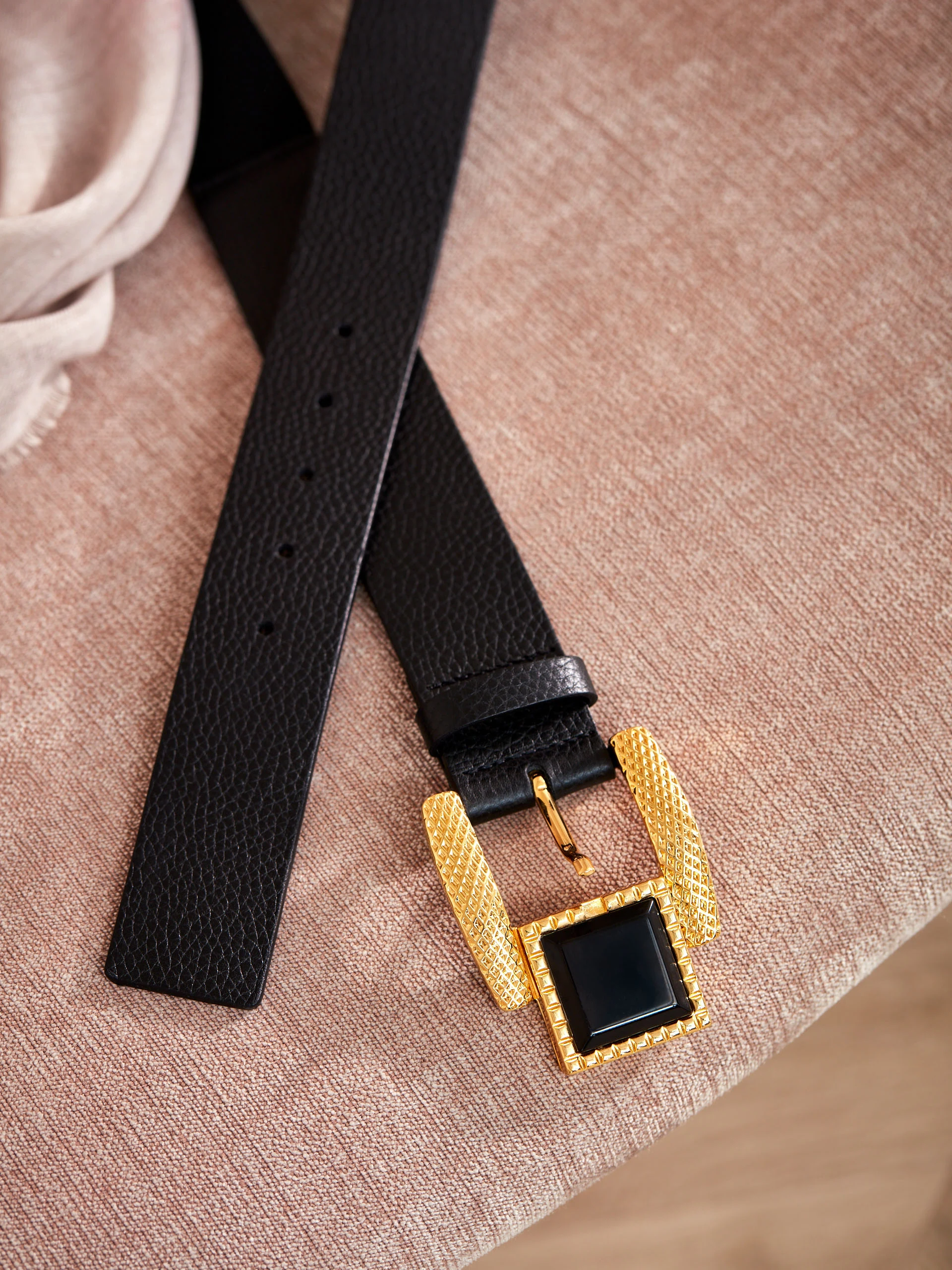 BELT WITH DECORATIVE BUCKLE