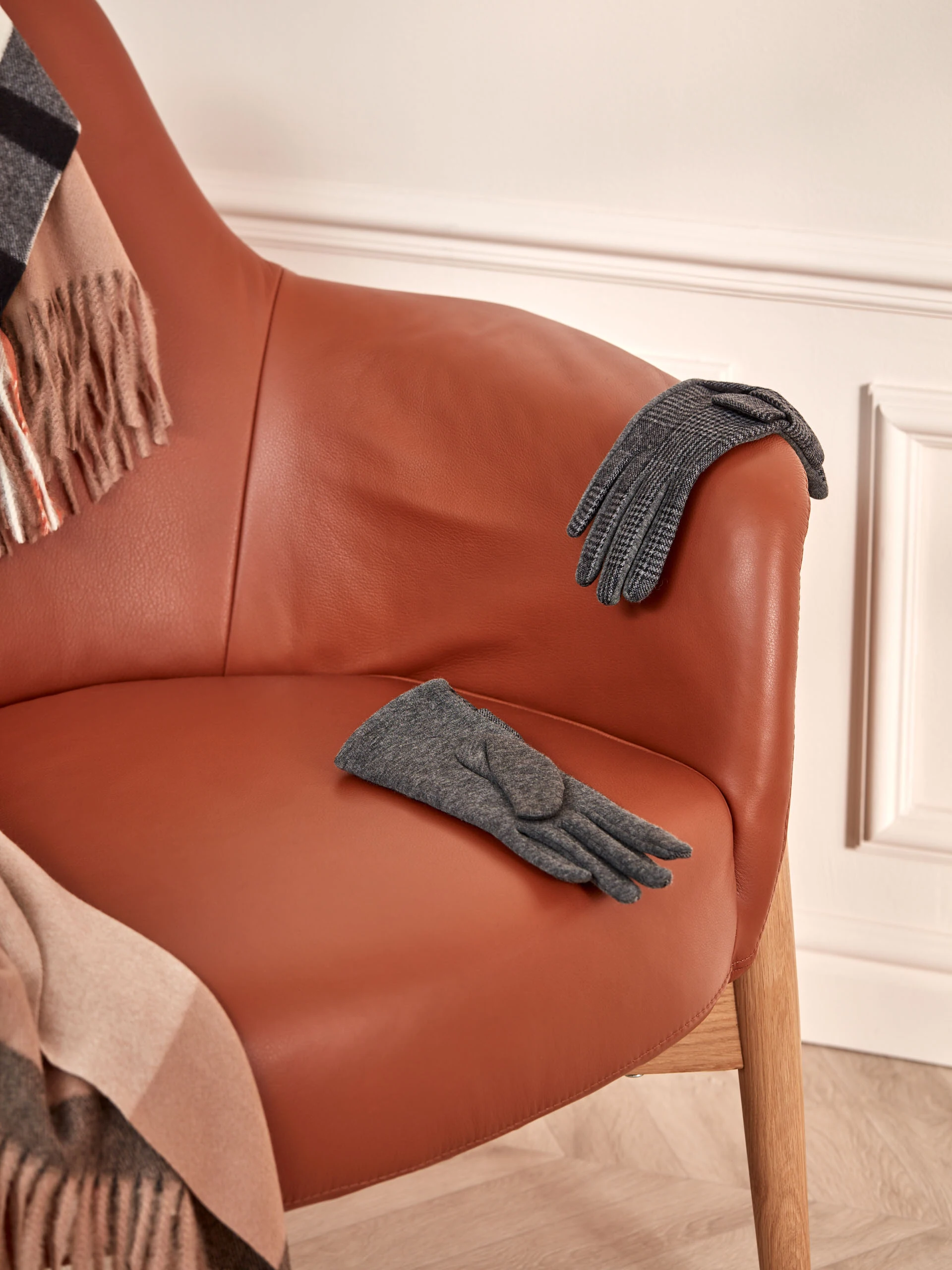 GLOVES IN PEPITA PATTERN
