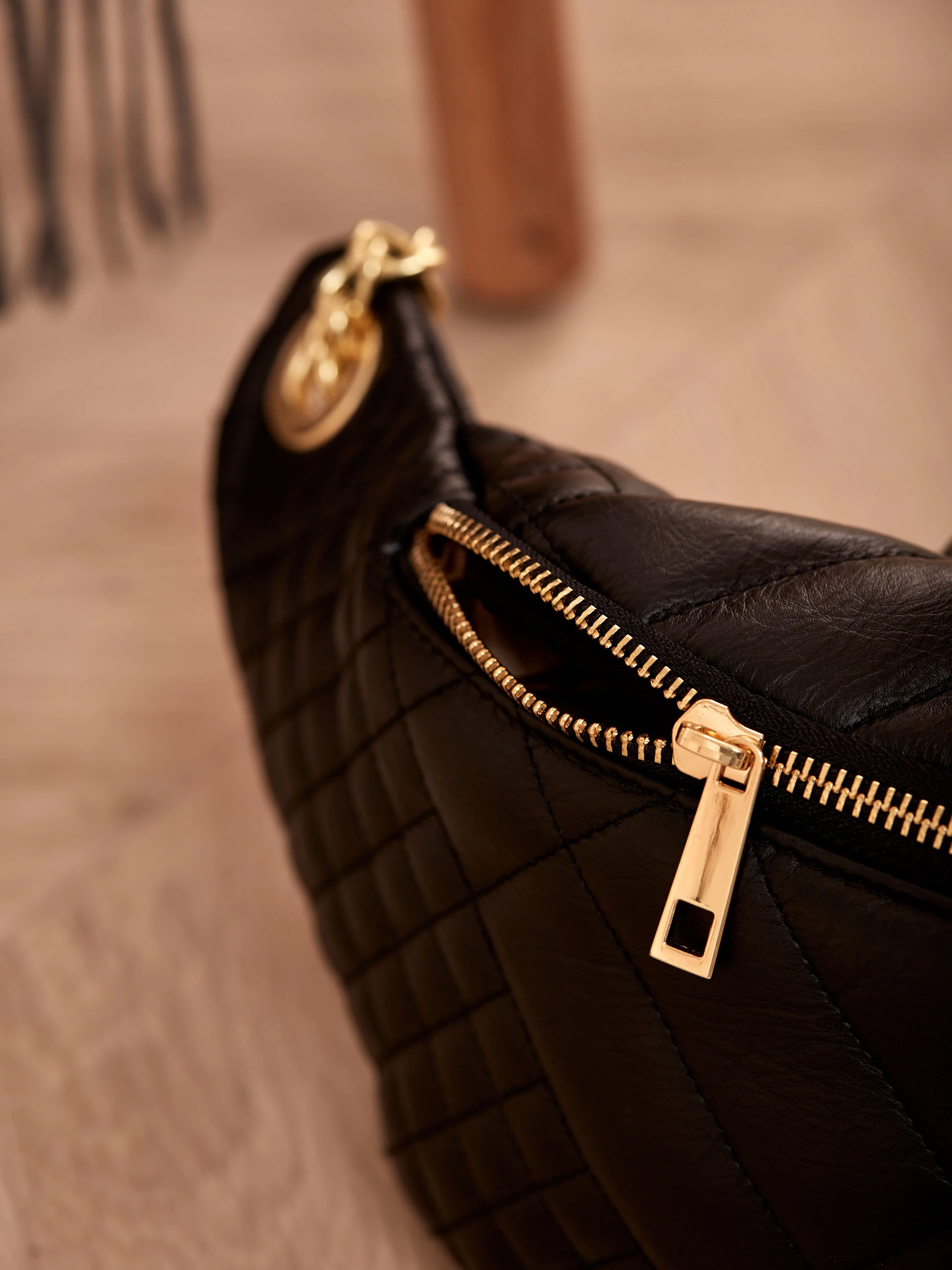 LEATHER KIDNEY-TYPE BAG