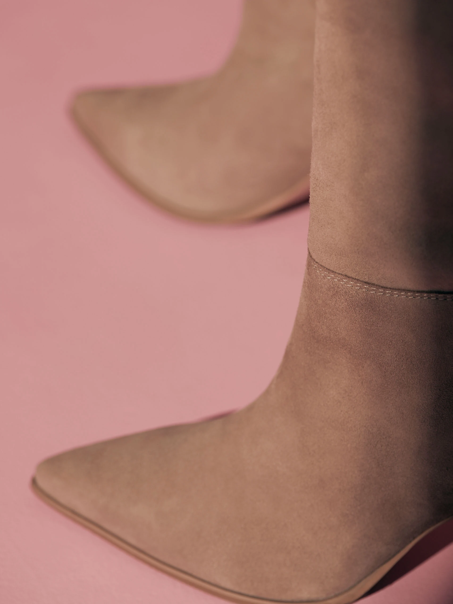 BROWN SUEDE BOOTS BEFORE THE KNEE