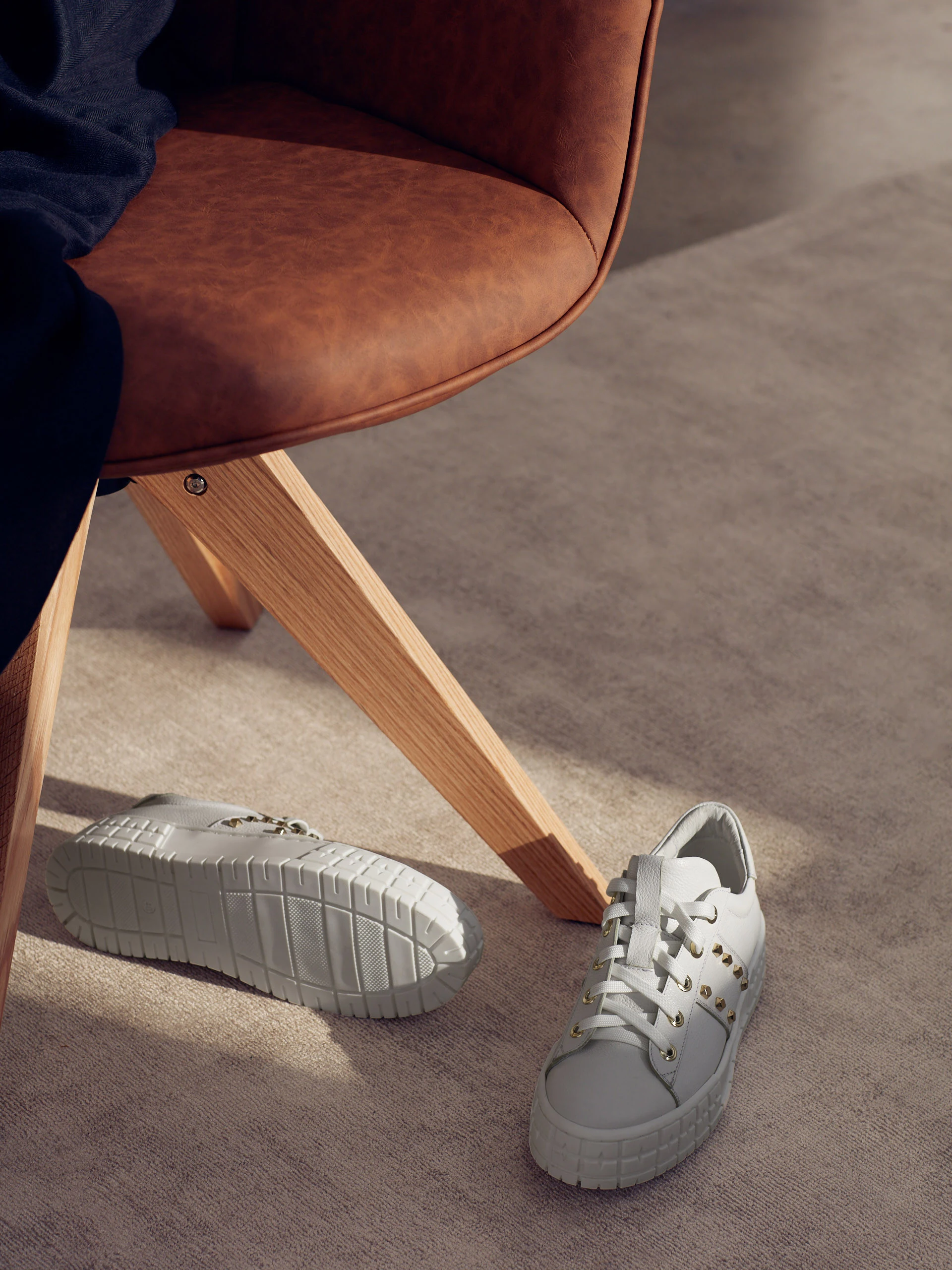 WHITE SNEAKERS WITH RHINESTONES