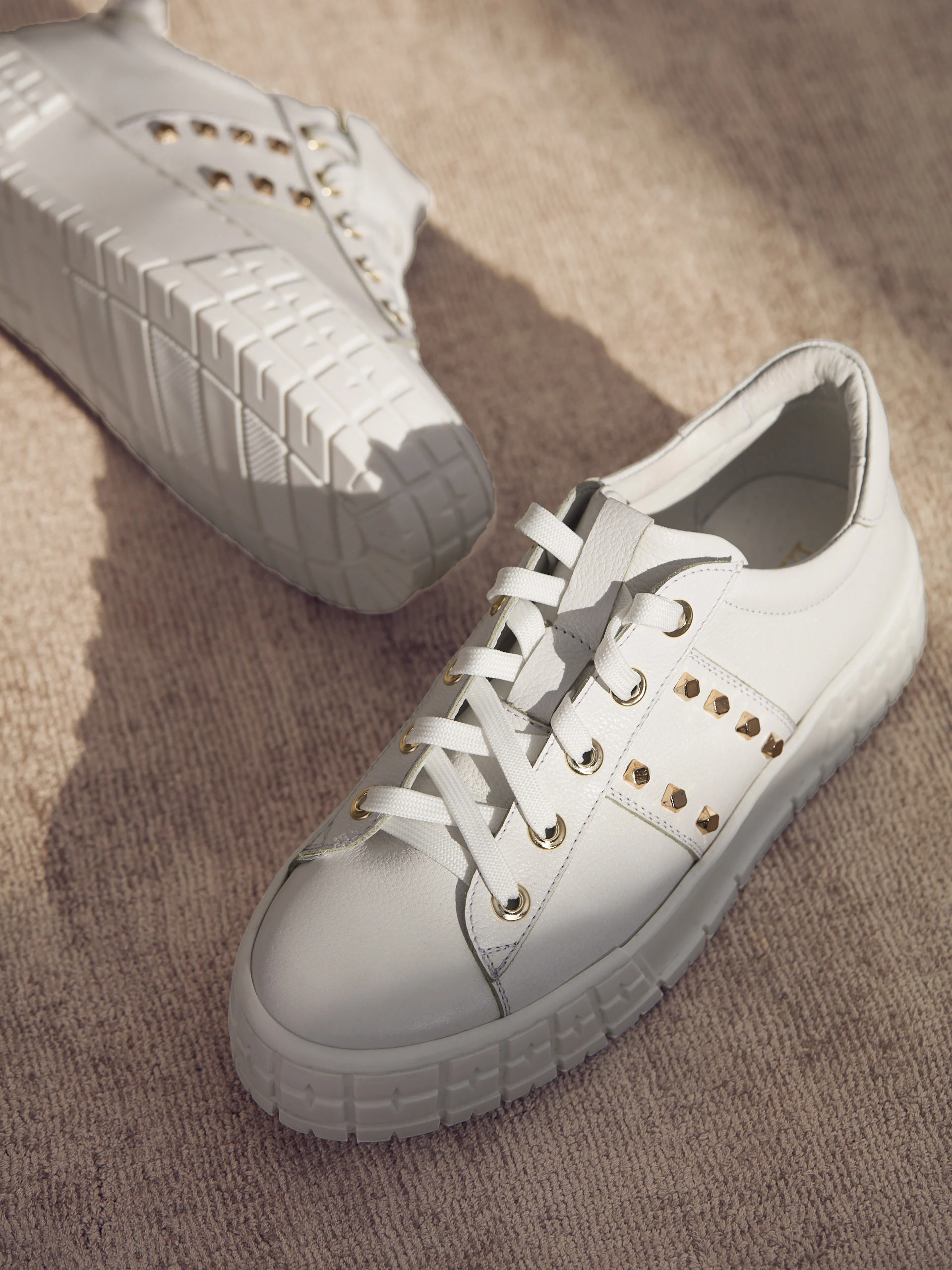 WHITE SNEAKERS WITH RHINESTONES