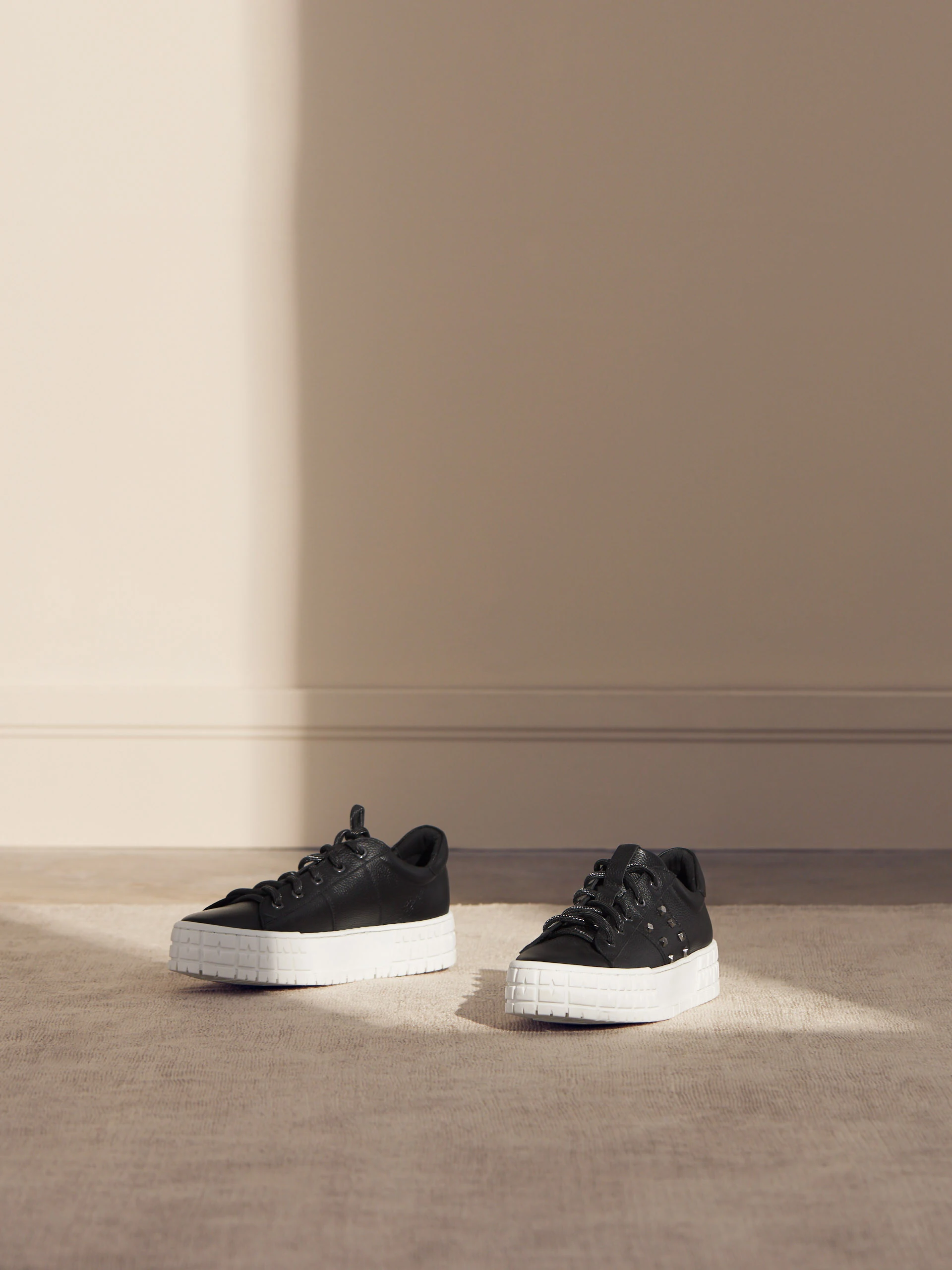 BLACK LEATHER SNEAKERS