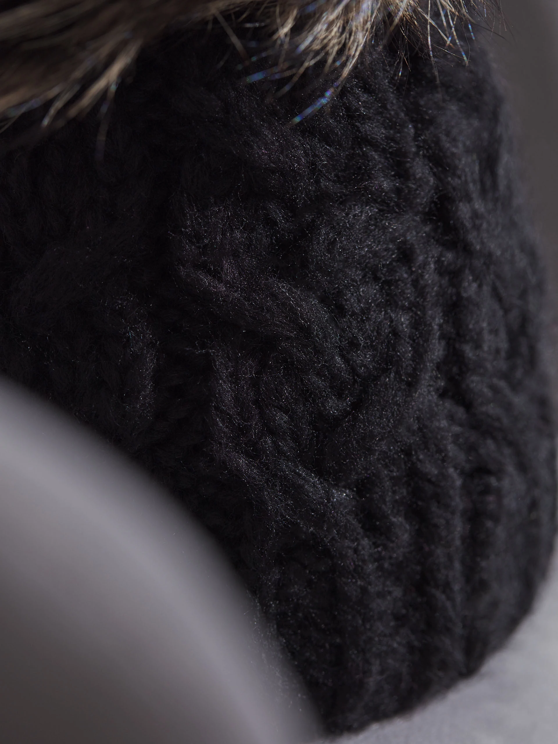 BLACK BEANIE WITH PLAID WEAVE