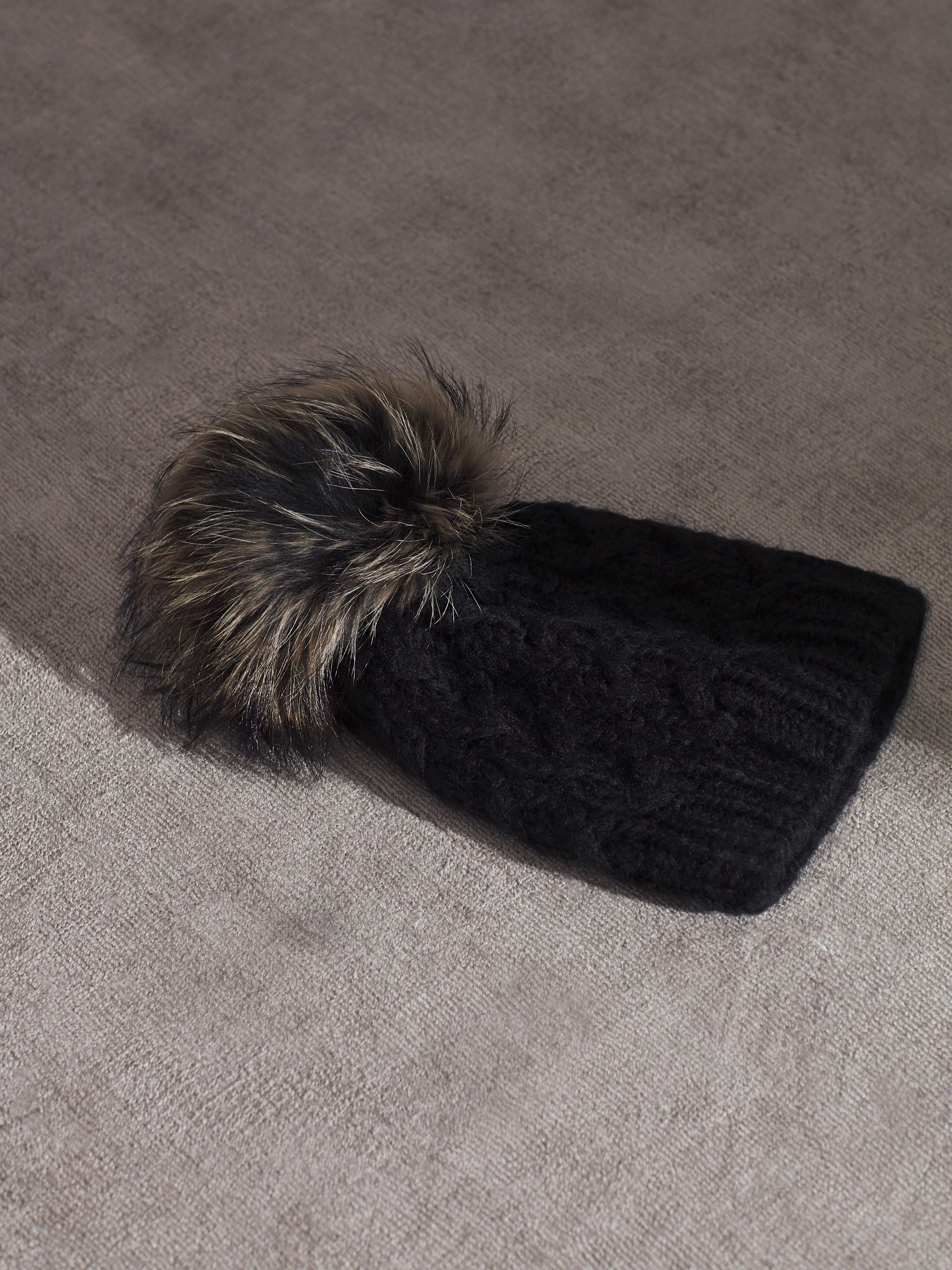 BLACK BEANIE WITH PLAID WEAVE