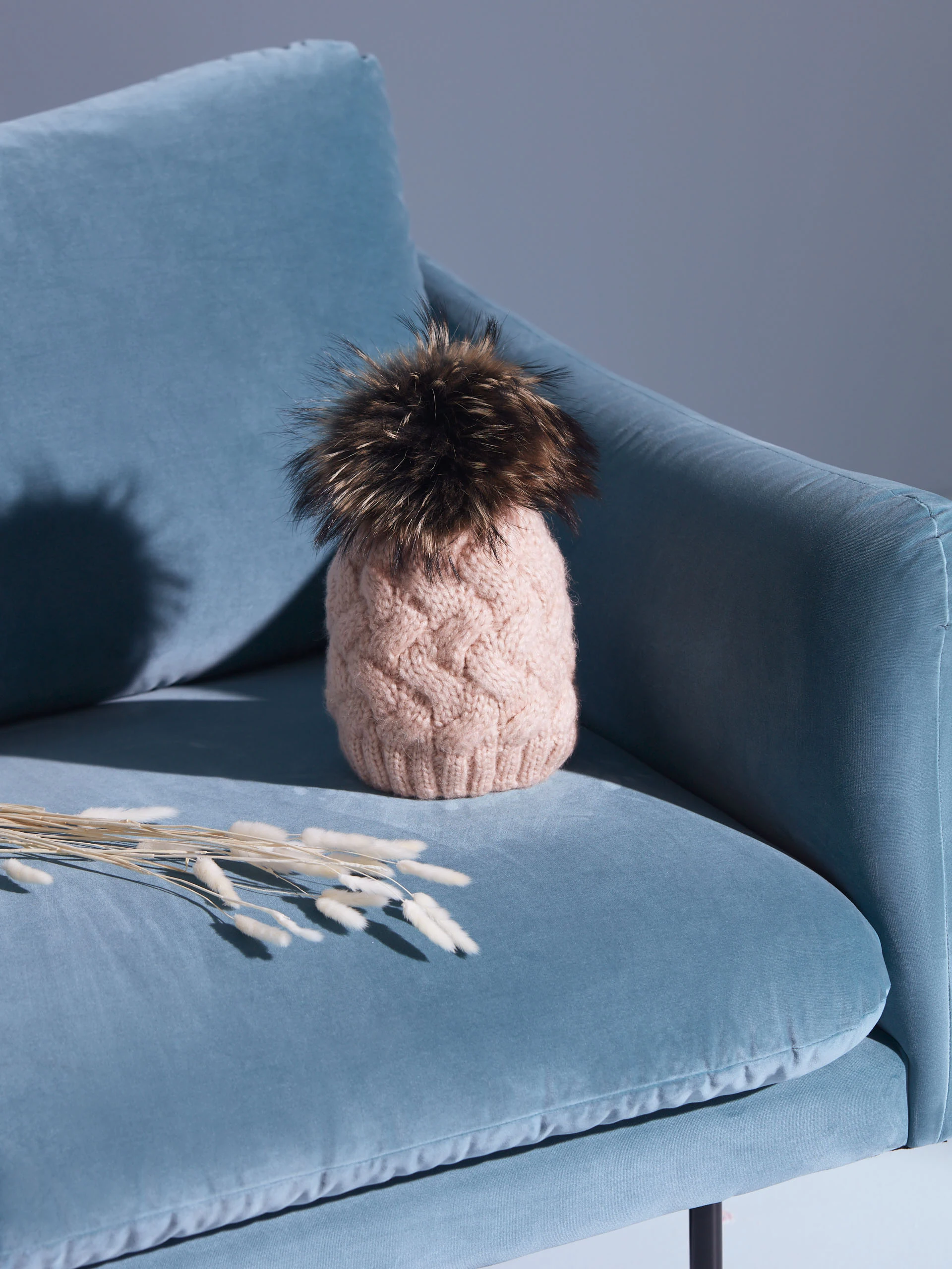 JASNORÓŻOWA CZAPKA Z POMPONEM