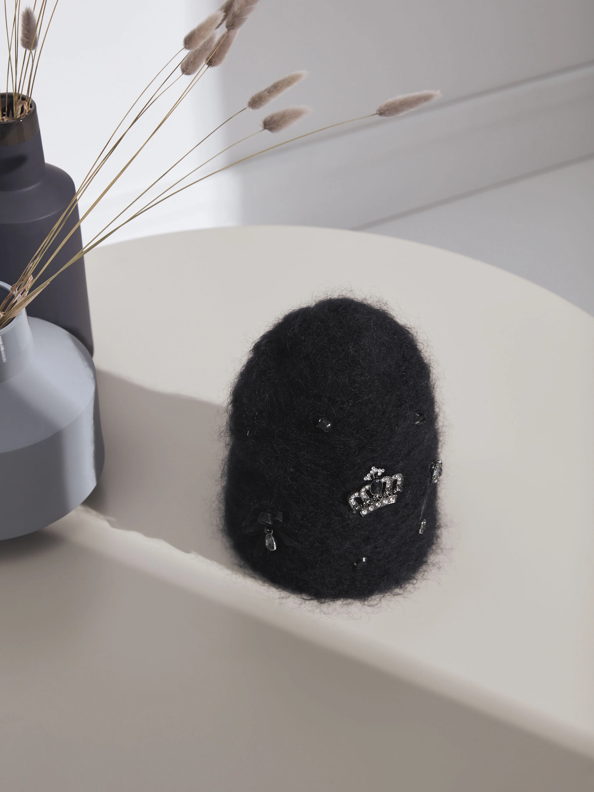 BLACK CAP WITH APPLIQUÉS