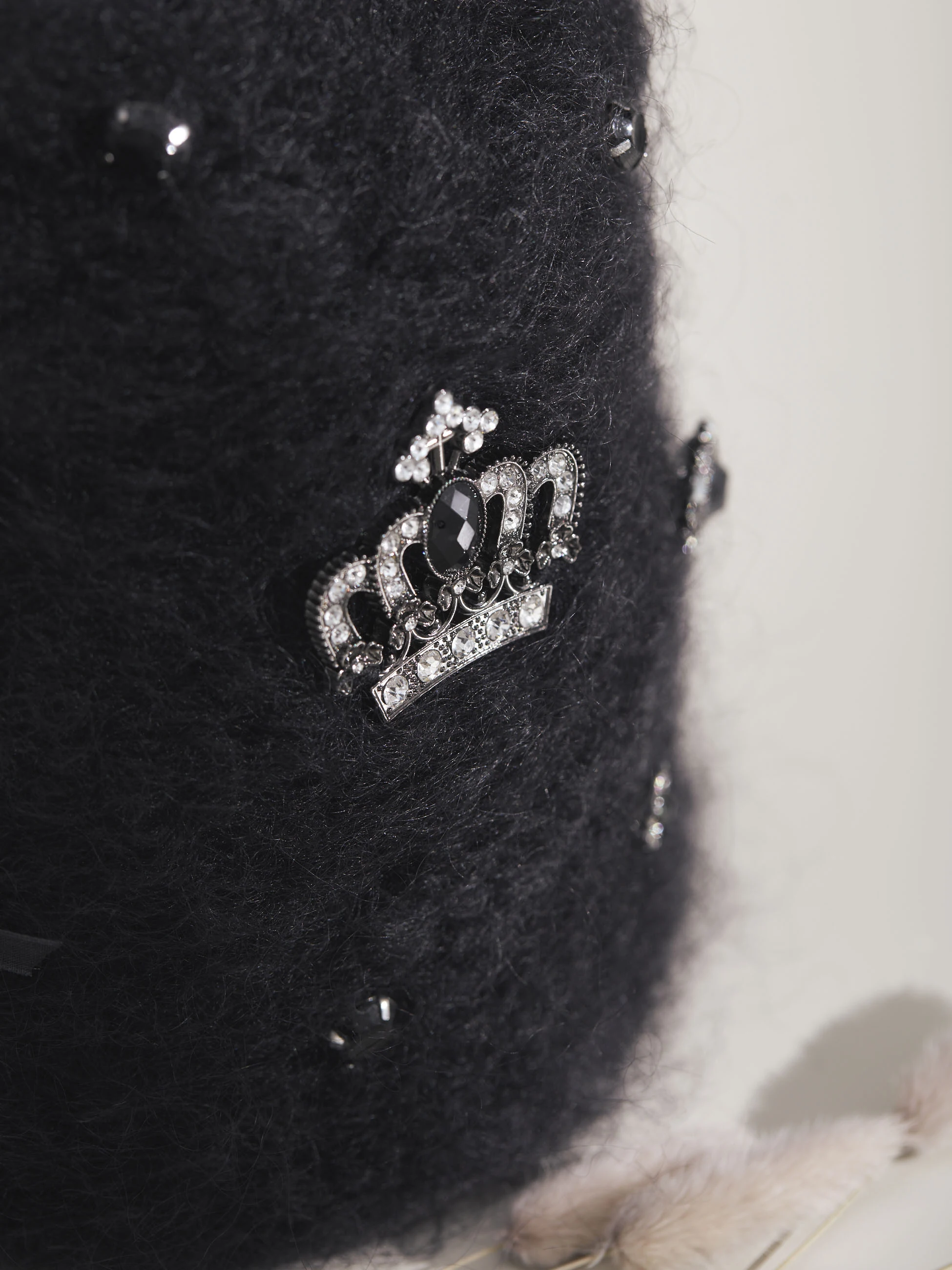 BLACK CAP WITH APPLIQUÉS