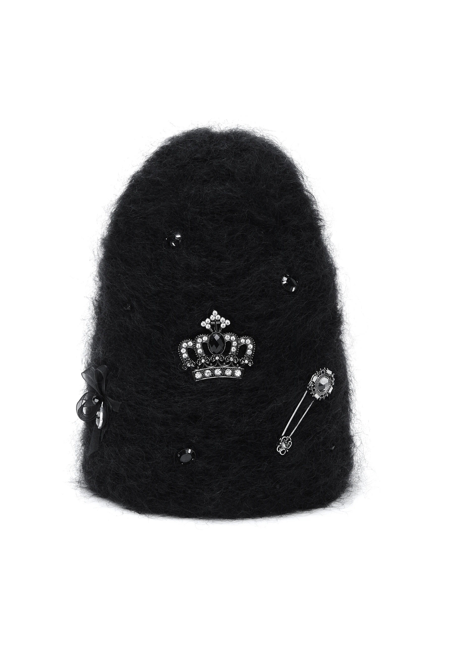 BLACK CAP WITH APPLIQUÉS
