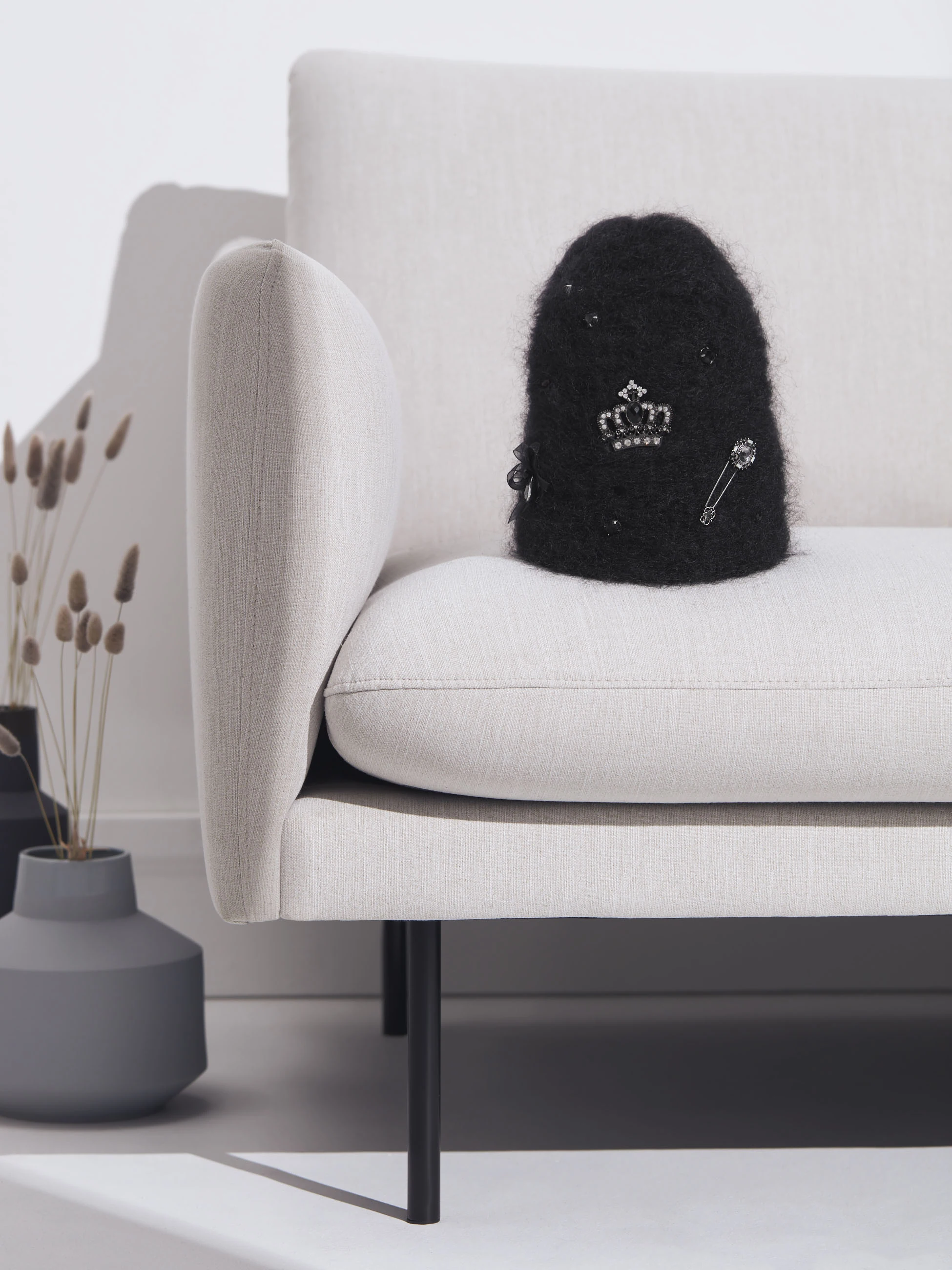 BLACK CAP WITH APPLIQUÉS