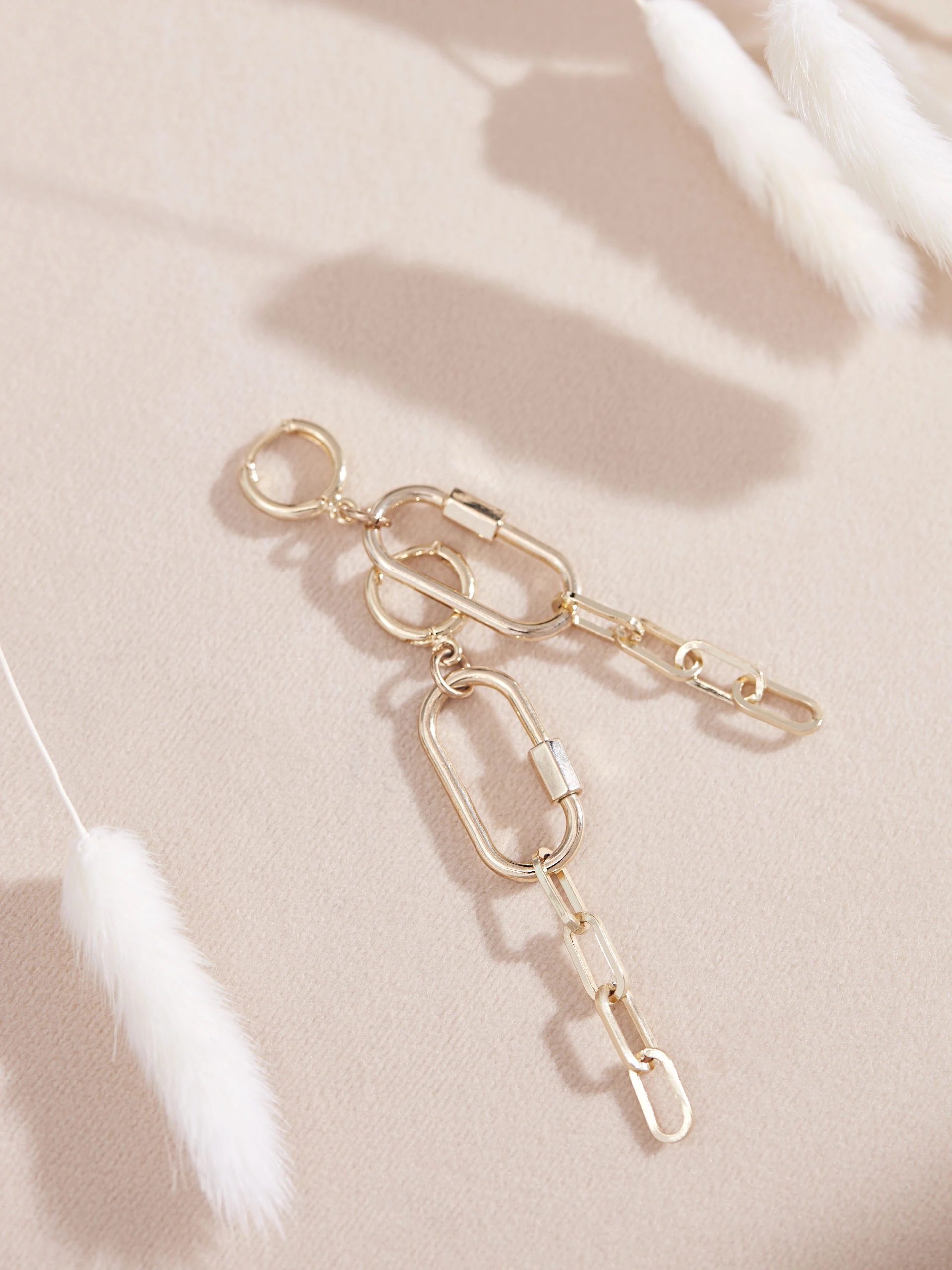 LONG EARRINGS WITH CHAIN MOTIF