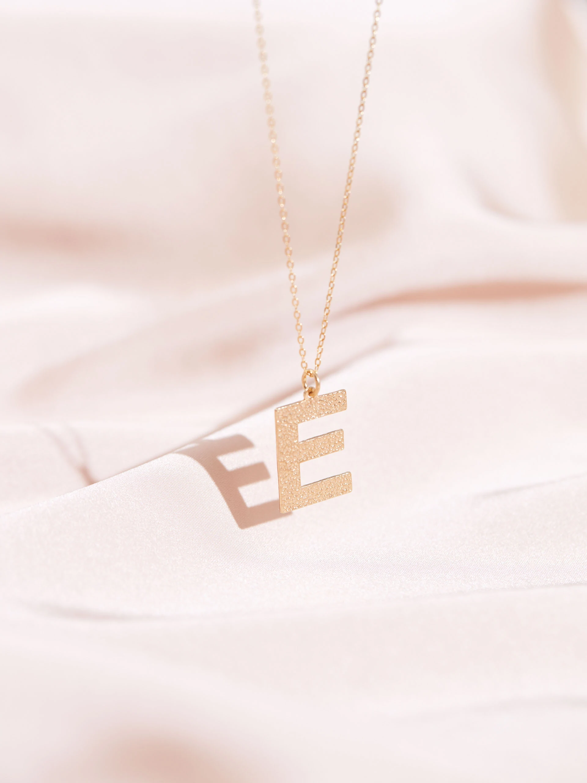 DELICATE CHAIN WITH THE LETTER