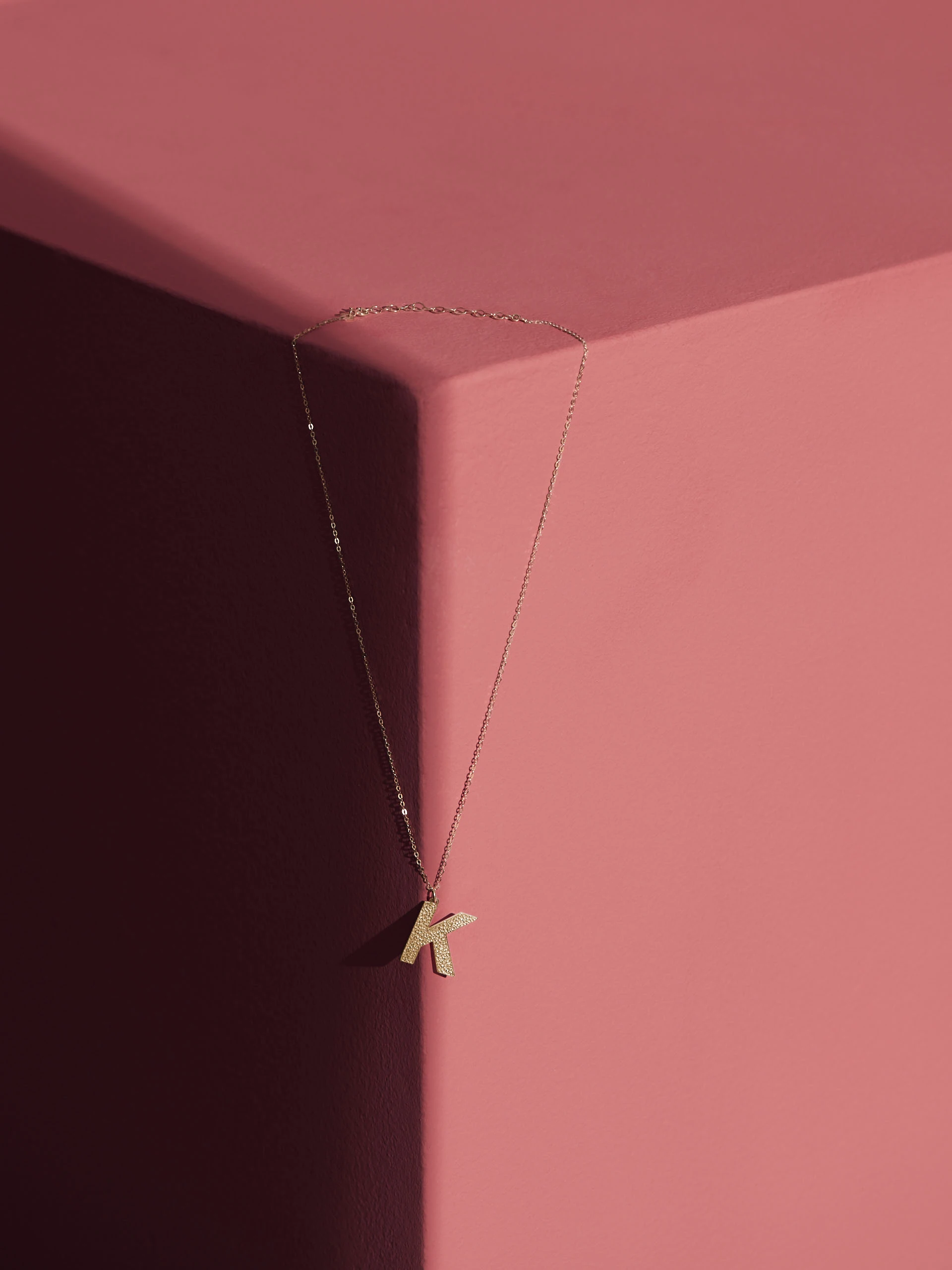 DELICATE CHAIN WITH THE LETTER