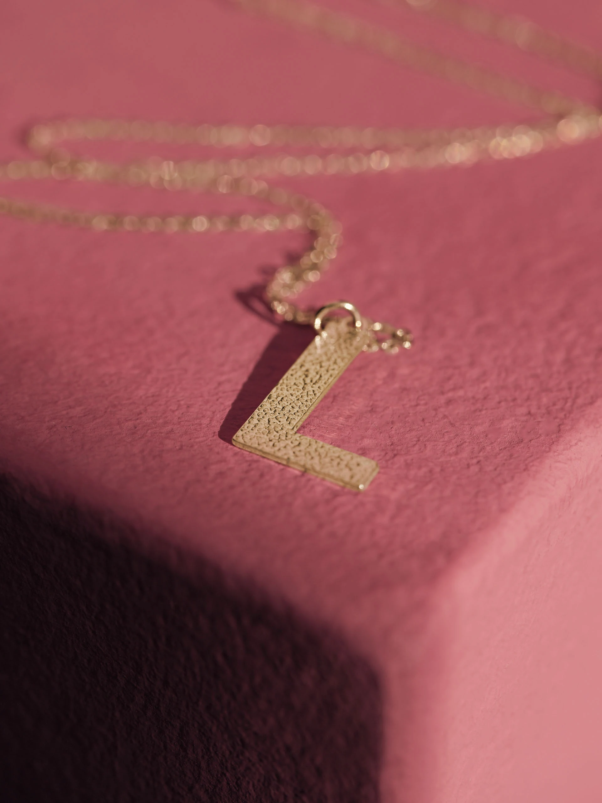 DELICATE CHAIN WITH THE LETTER