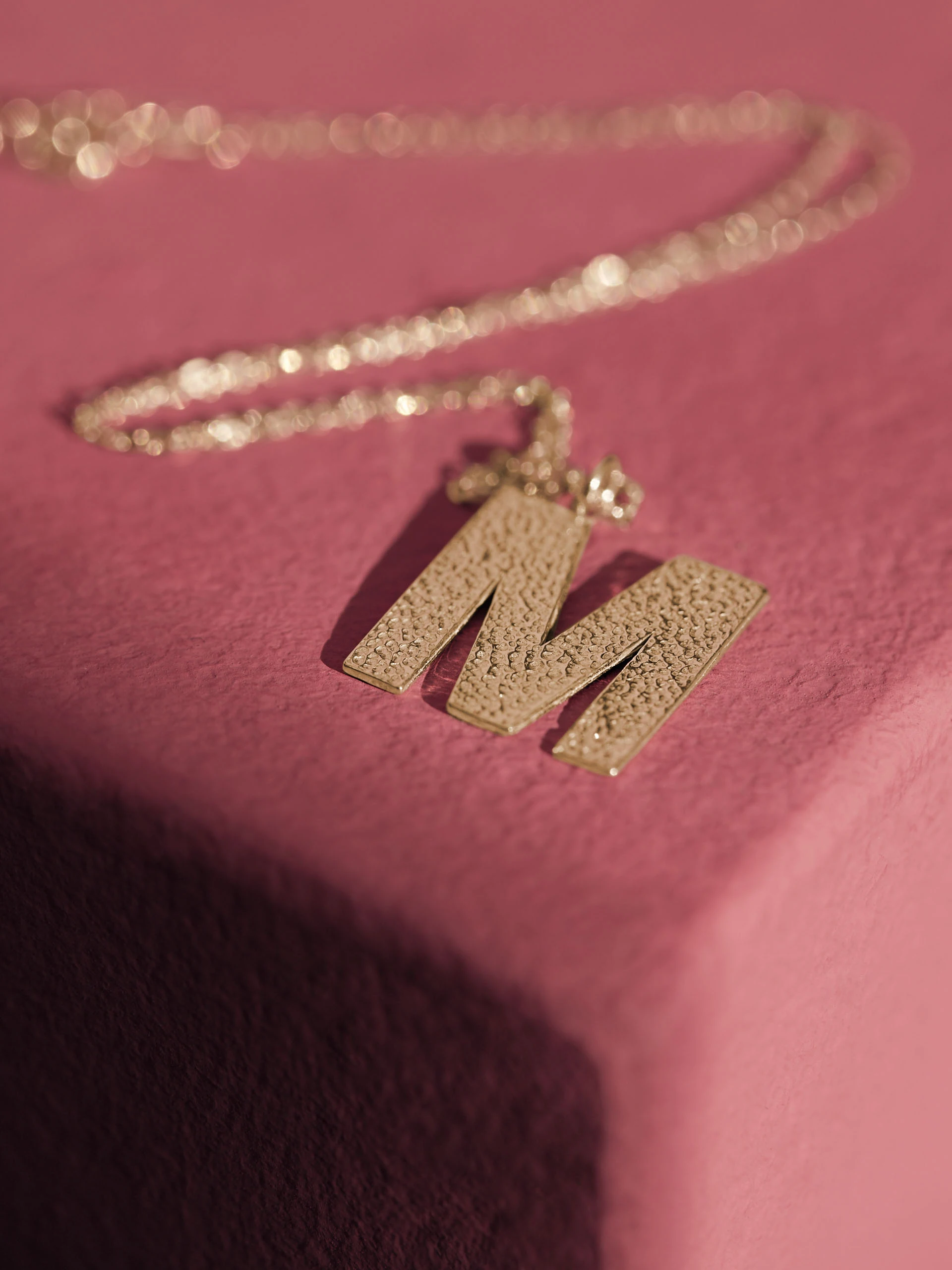 DELICATE CHAIN WITH THE LETTER
