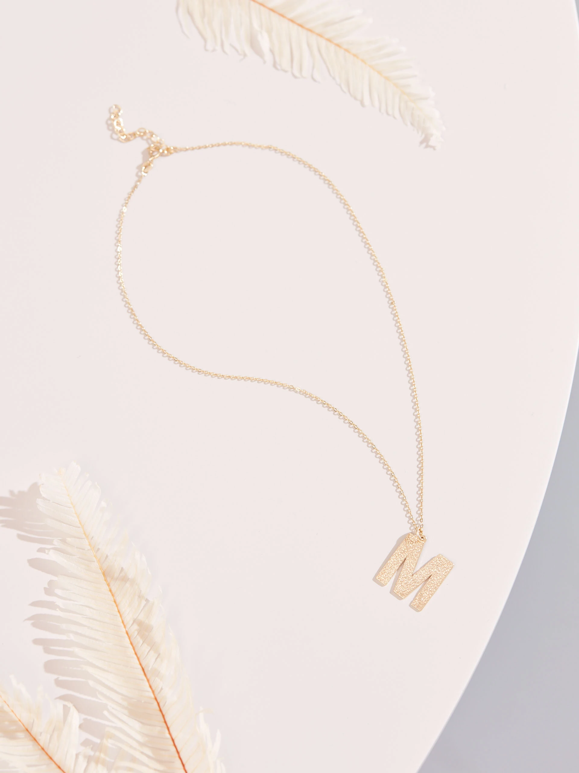 DELICATE CHAIN WITH THE LETTER